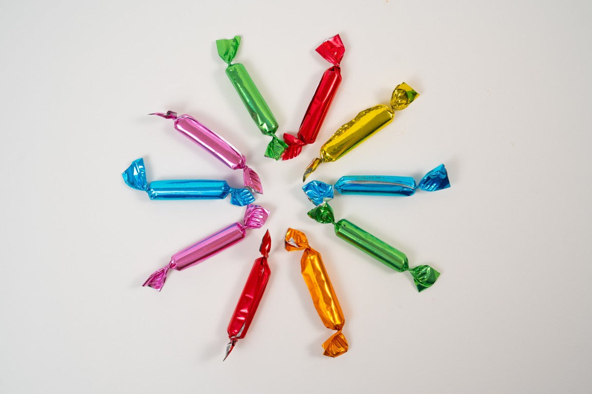 Assortiment de mini bonbons aux arômes naturels de fruits. Un mélange festif, multicolore, vegan et sans gluten.