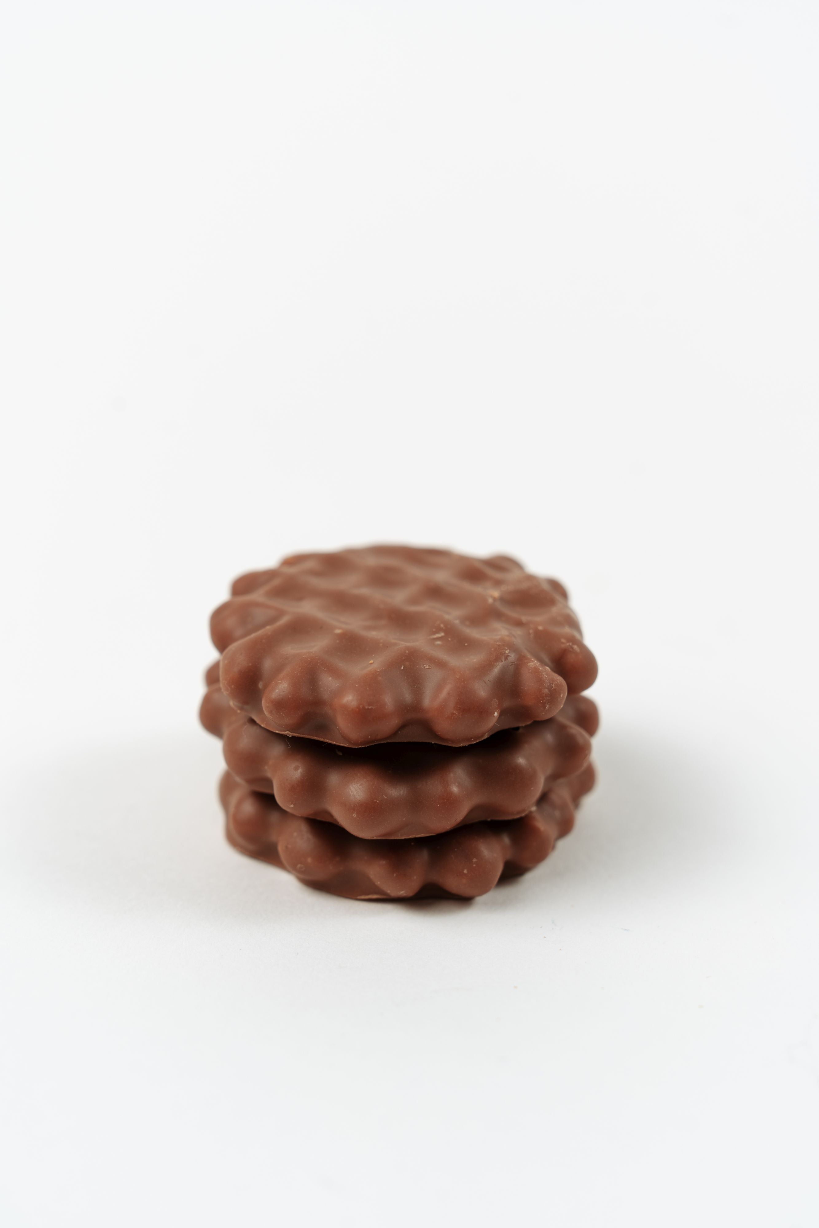 Mini gaufres croustillantes enrobées de chocolat au lait empilées Péché Mignon