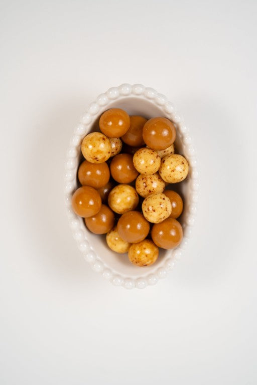 boules de riz croustillantes enrobées de chocolat caramel salé dans un bol