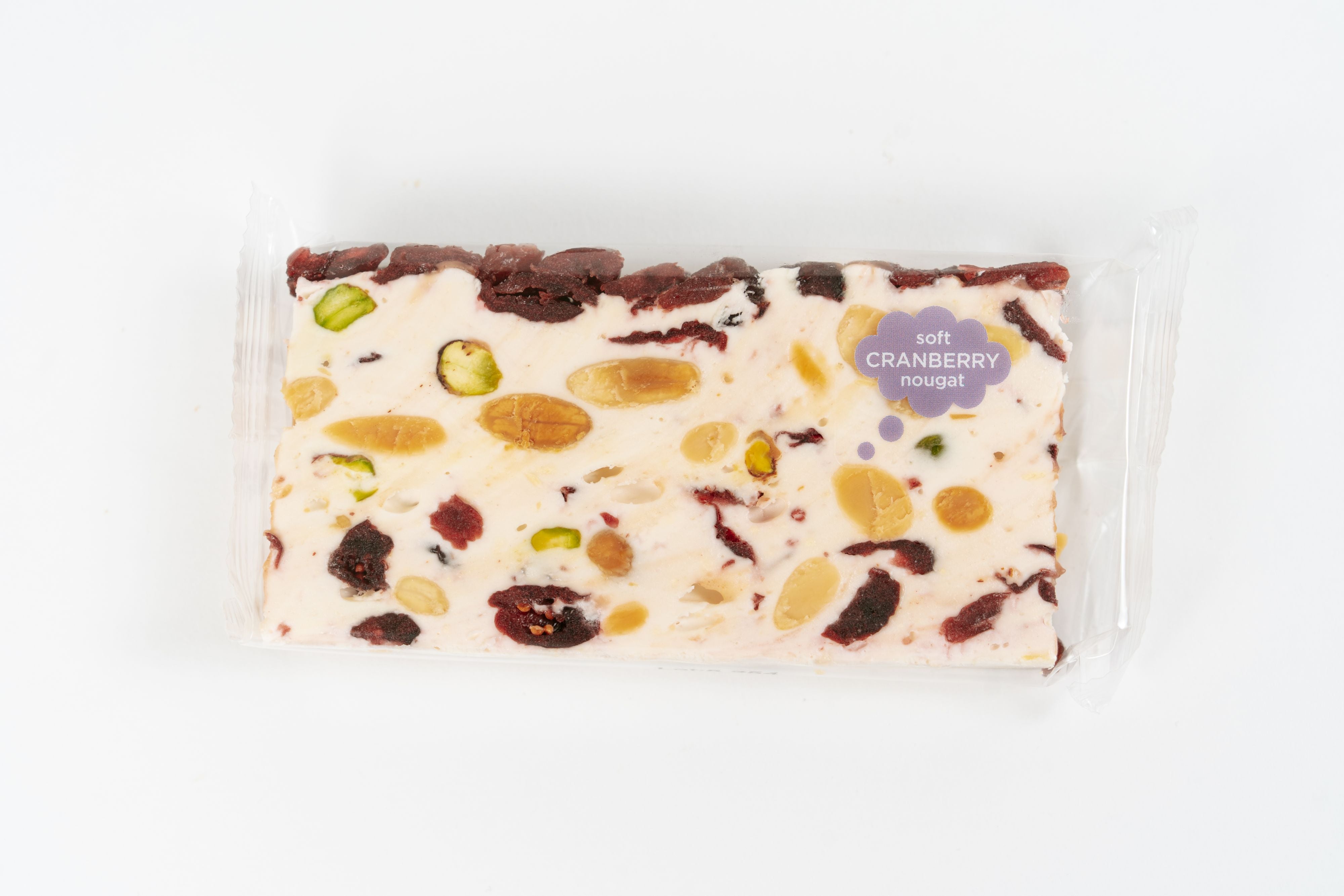 Détail tranche nougat canneberge avec amandes et pistaches visibles