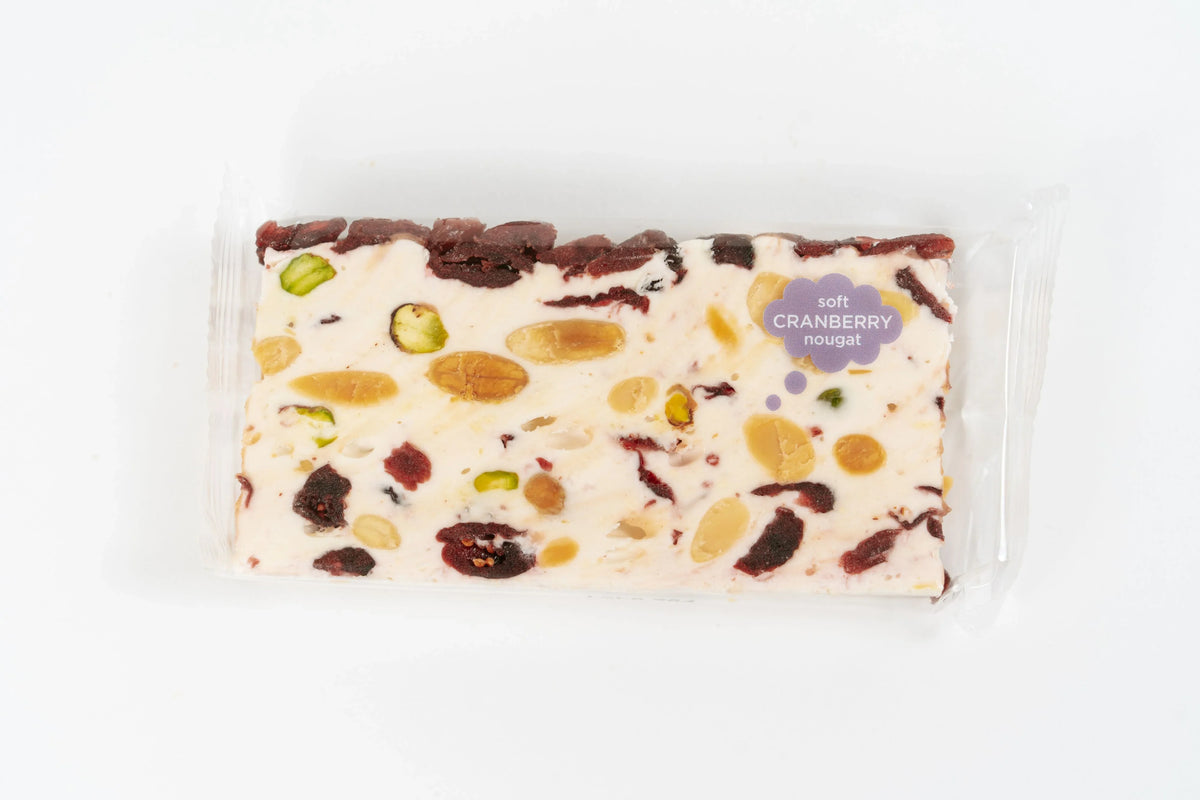 Detail van cranberrynougat met amandelen en pistachenoten
