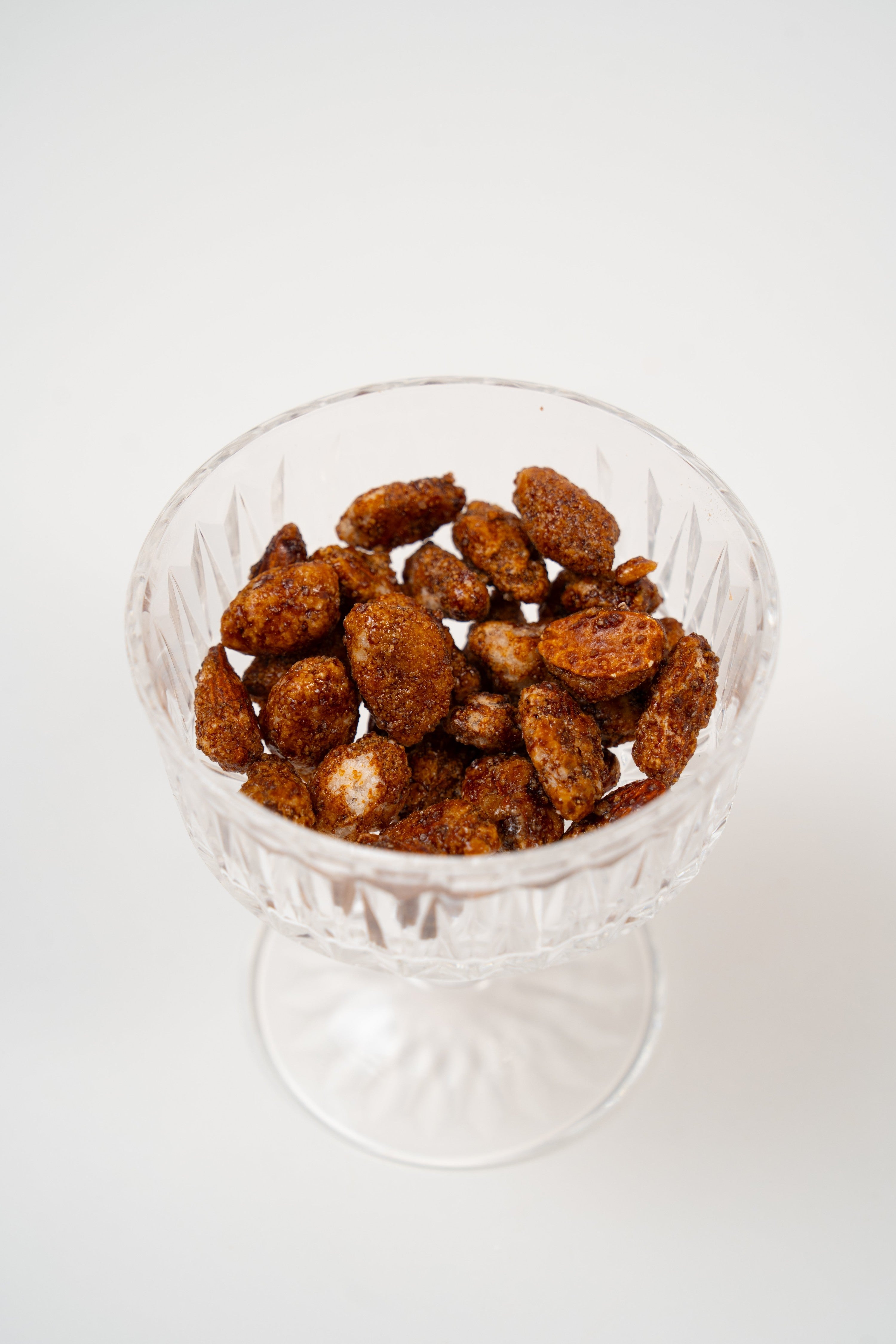 Amandes caramélisées artisanales dans une coupe en verre élégante