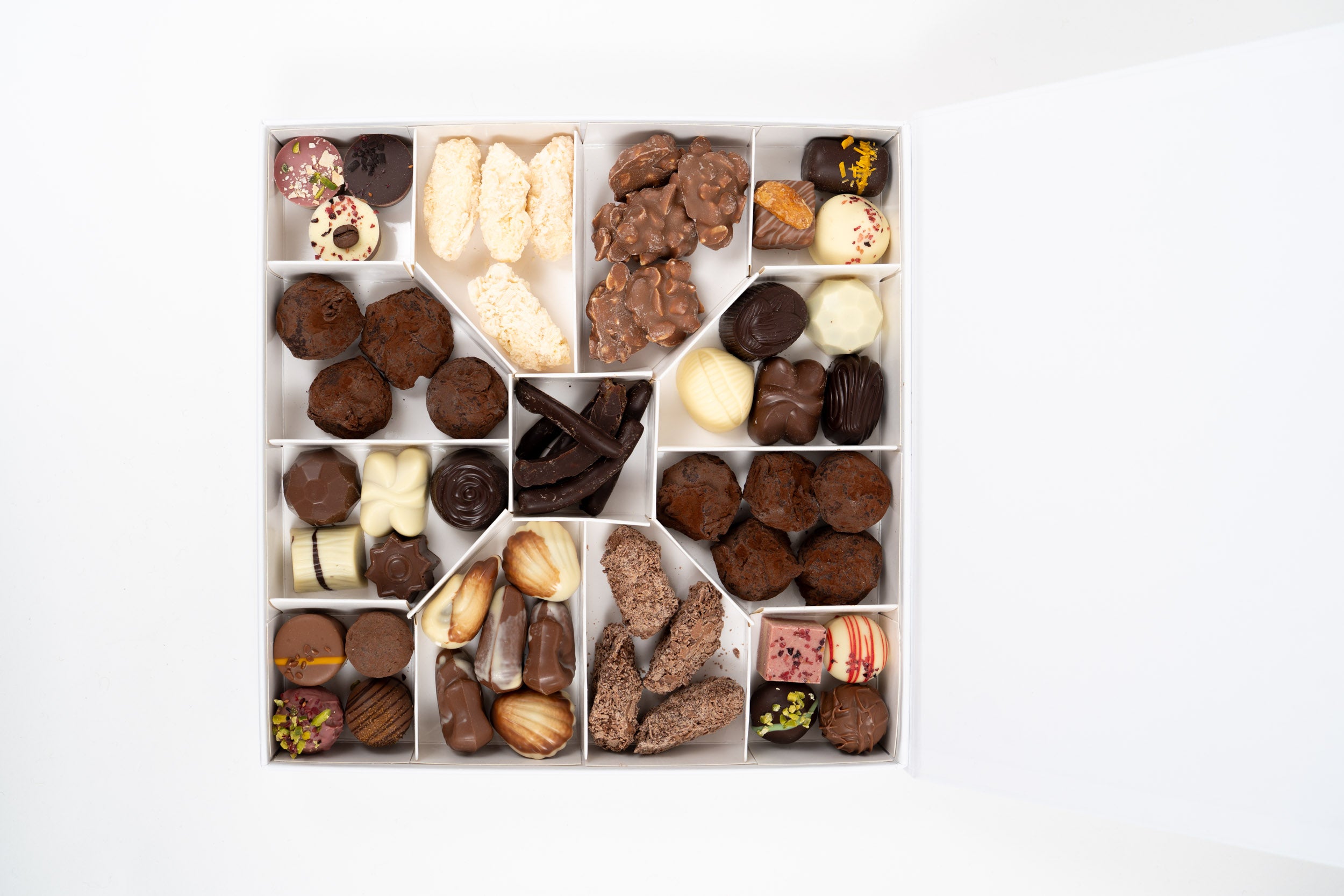 Coffret gourmand Péché Mignon avec assortiment de chocolats artisanaux belges en compartiments élégants