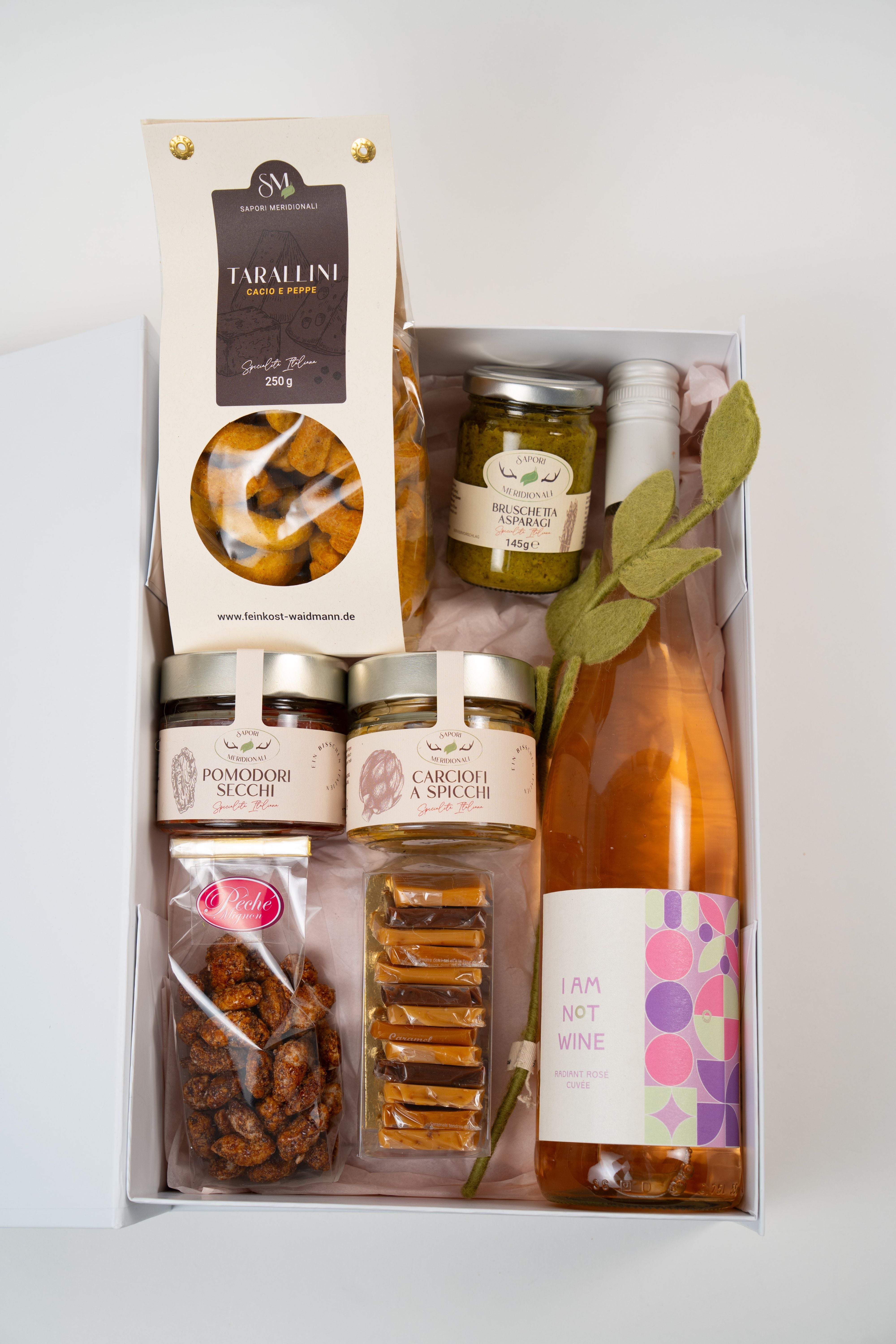 Le Péché Mignon gourmet aperitif gift box with alcohol-free rosé, Italian antipasti, taralli, caramel sweets and roasted nuts