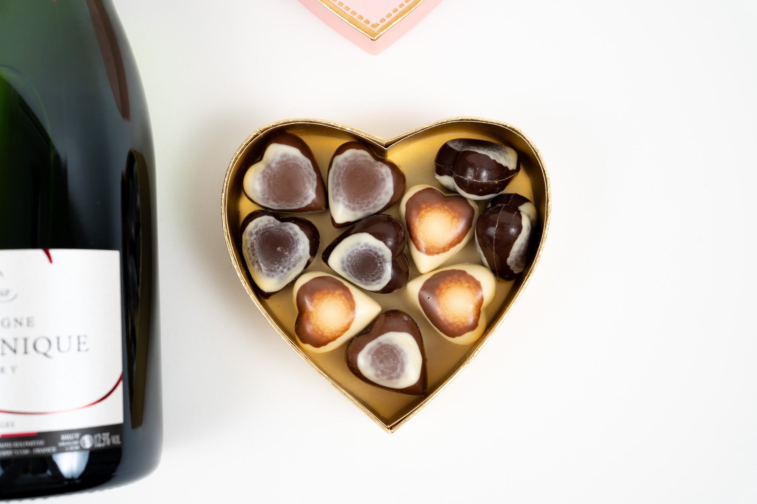 Détail du coffret Champagne et Chocolats Cœur Péché Mignon avec douceurs chocolatées.