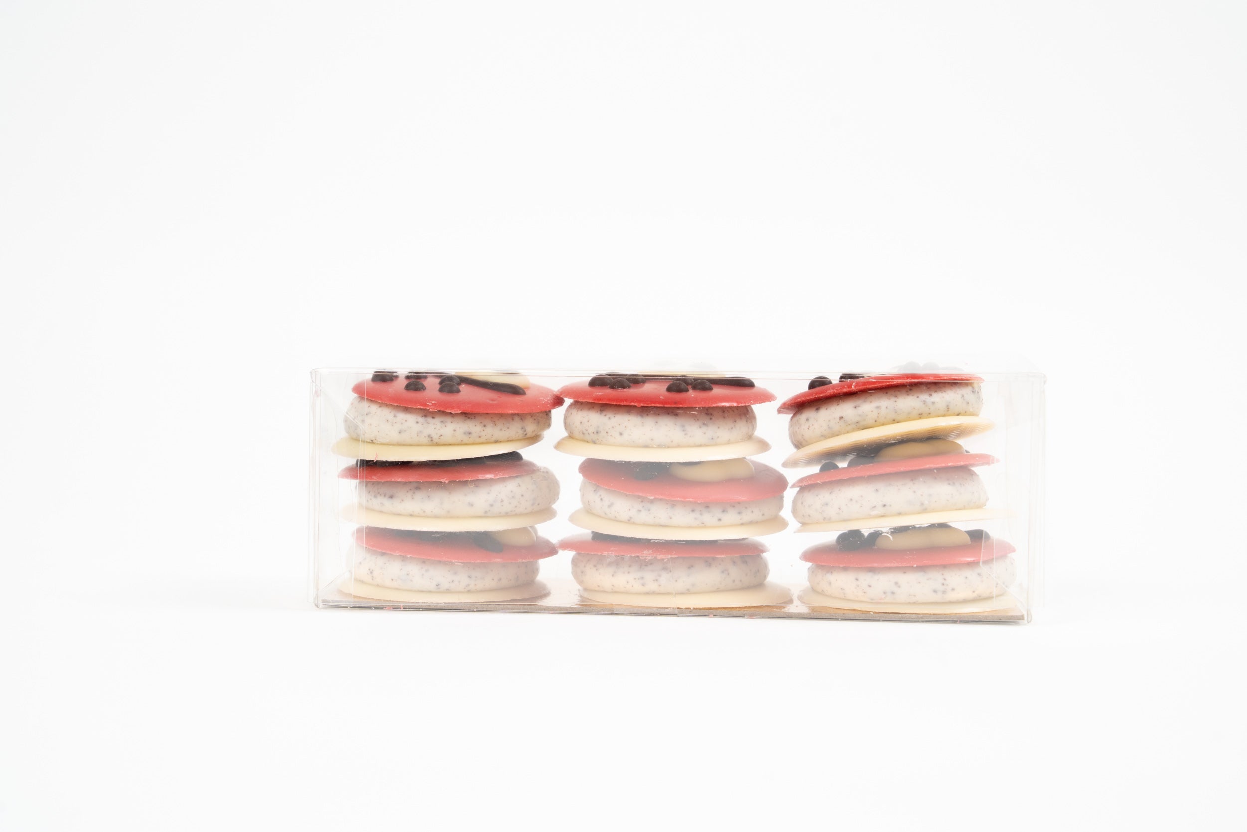 Assortiment de macarons Ladybug Péché Mignon, chocolats fourrés à la crème stracciatella.