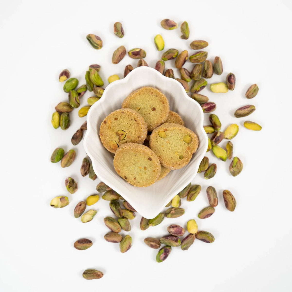 Biscotti artigianali al pistacchio con pistacchi interi in una ciotola