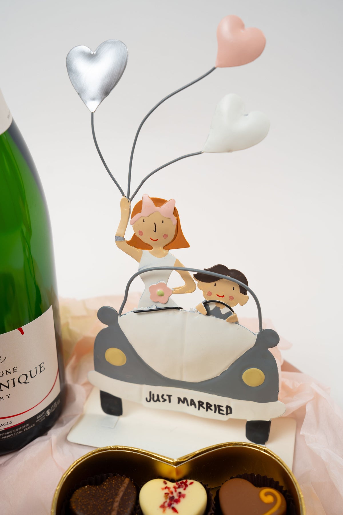 Plateau du coffret Just Married Champagne & Douceurs avec champagne, chocolats et gourmandises