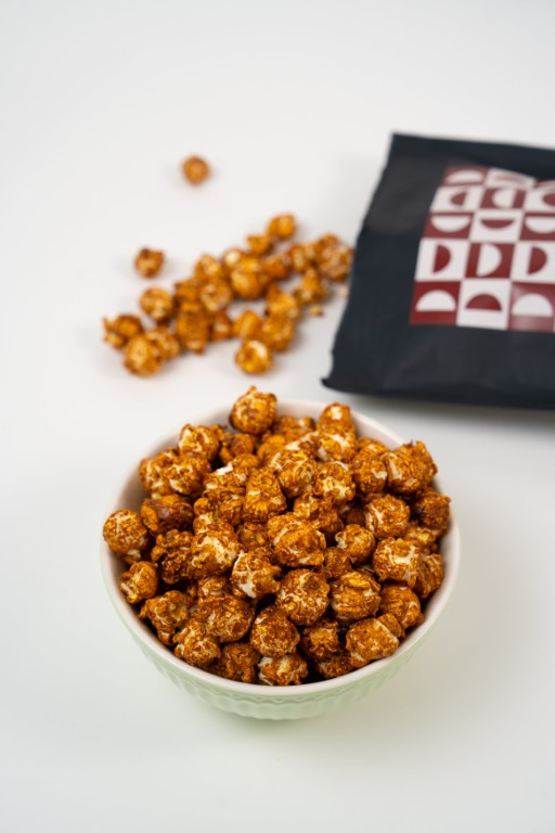Bol de popcorn artisanal à l'espresso. Grains de maïs enrobés d'un caramel croustillant au café.