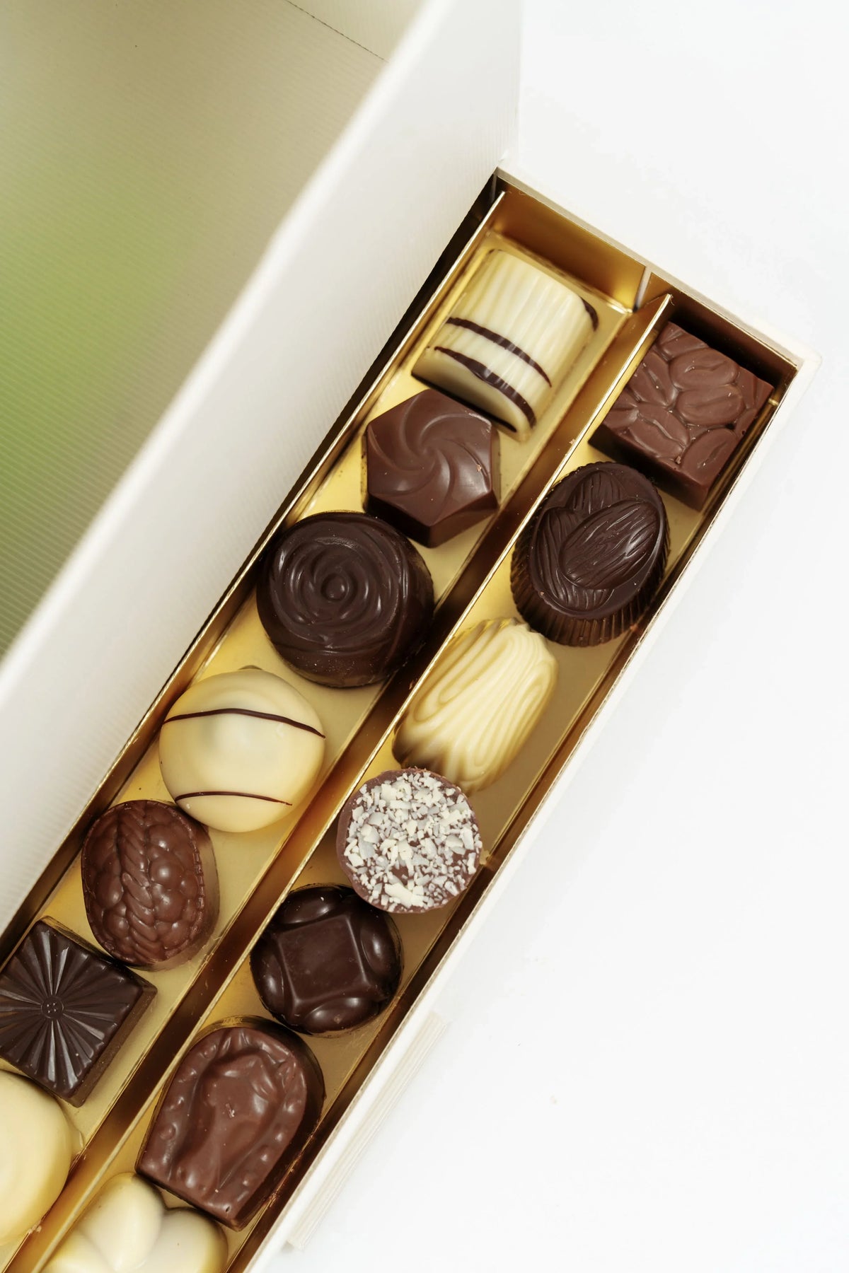 Assortimento di praline artigianali belghe del cofanetto regalo con Radiant Rosé analcolico
