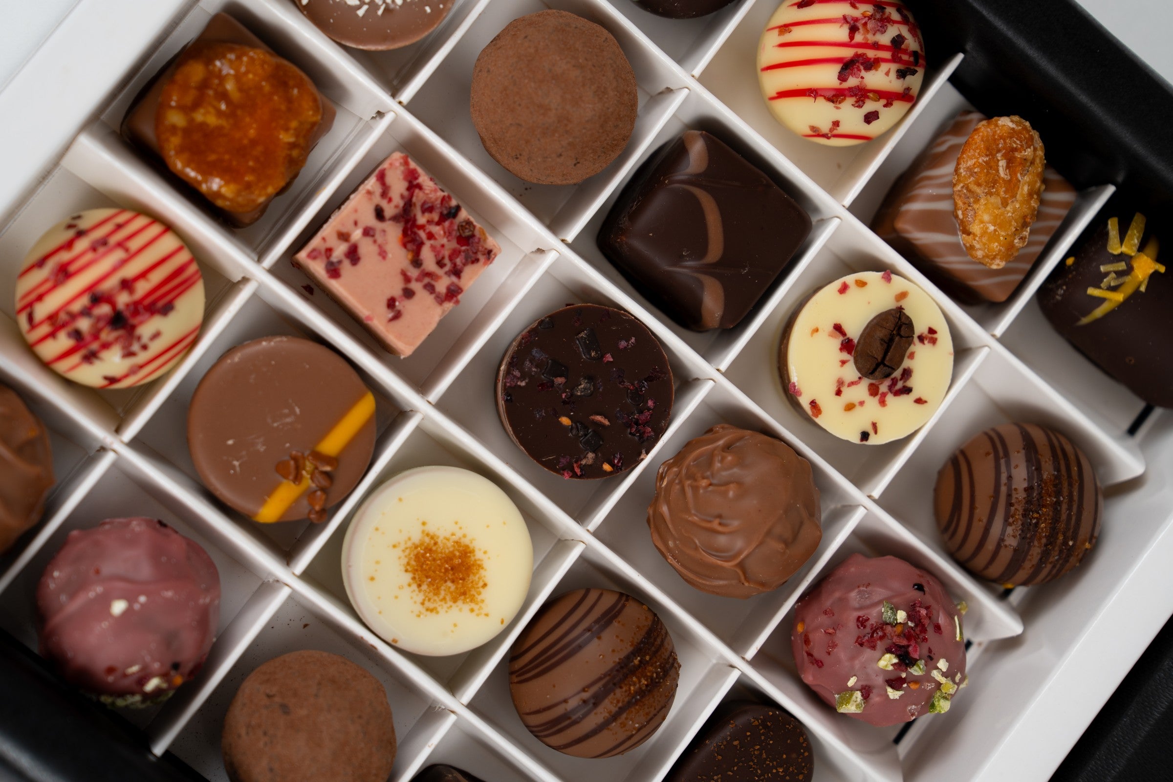 Pralines artisanales Nessi présentées dans leur coffret de 300 g