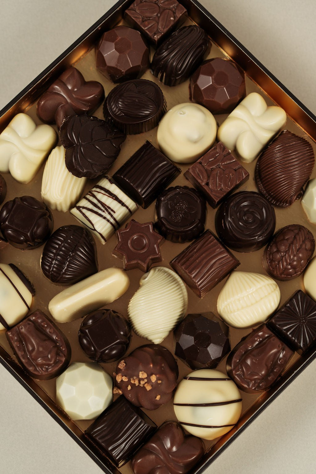 Assortiment de pralines belges artisanales en chocolat noir, lait et blanc dans un coffret élégant 520g