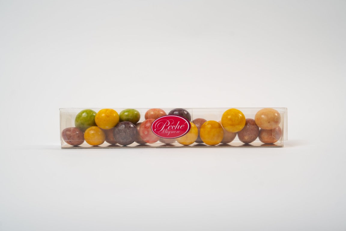 dragées réglisse alignées montrant différentes couleurs fruitées