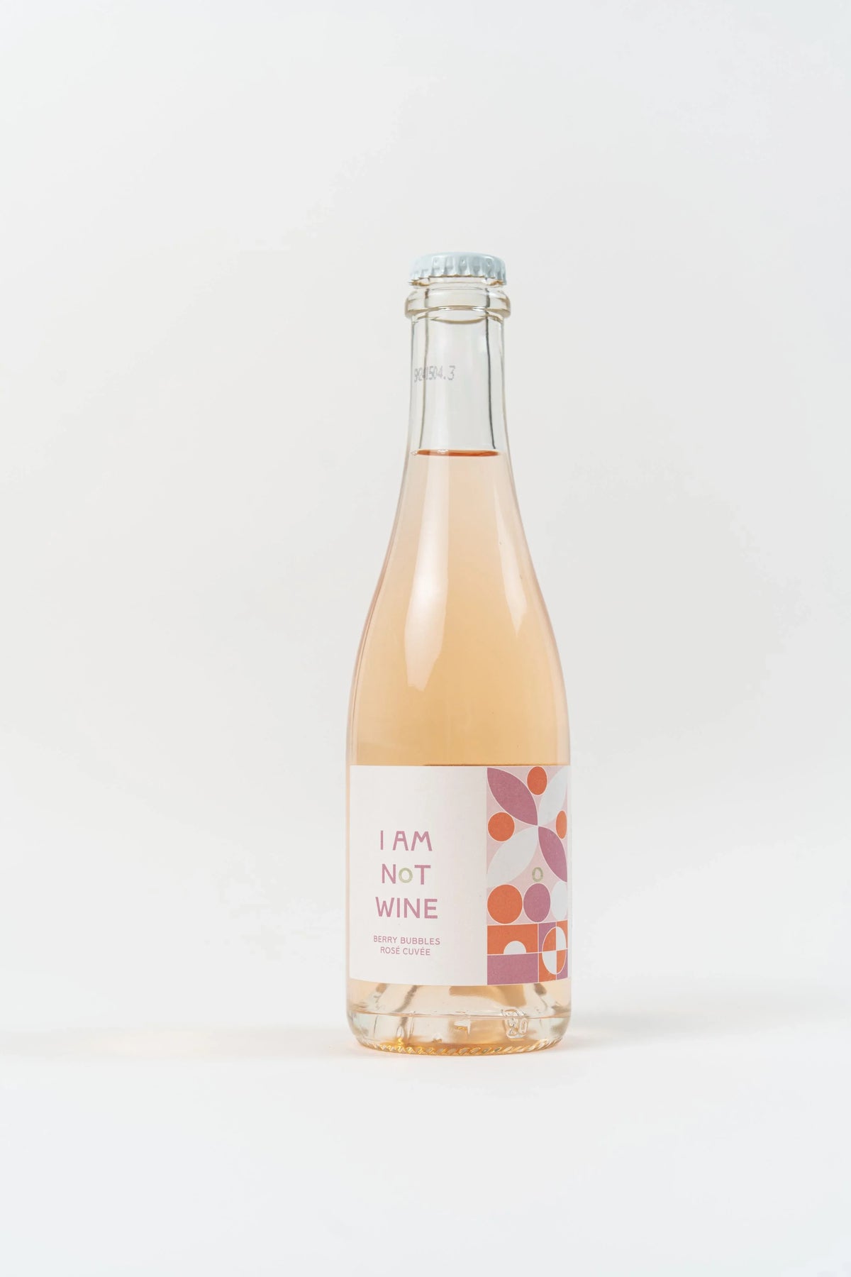 Bouteille de rosé pétillant sans alcool Berry Bubbles I AM NOT WINE 37,5cl sur fond blanc