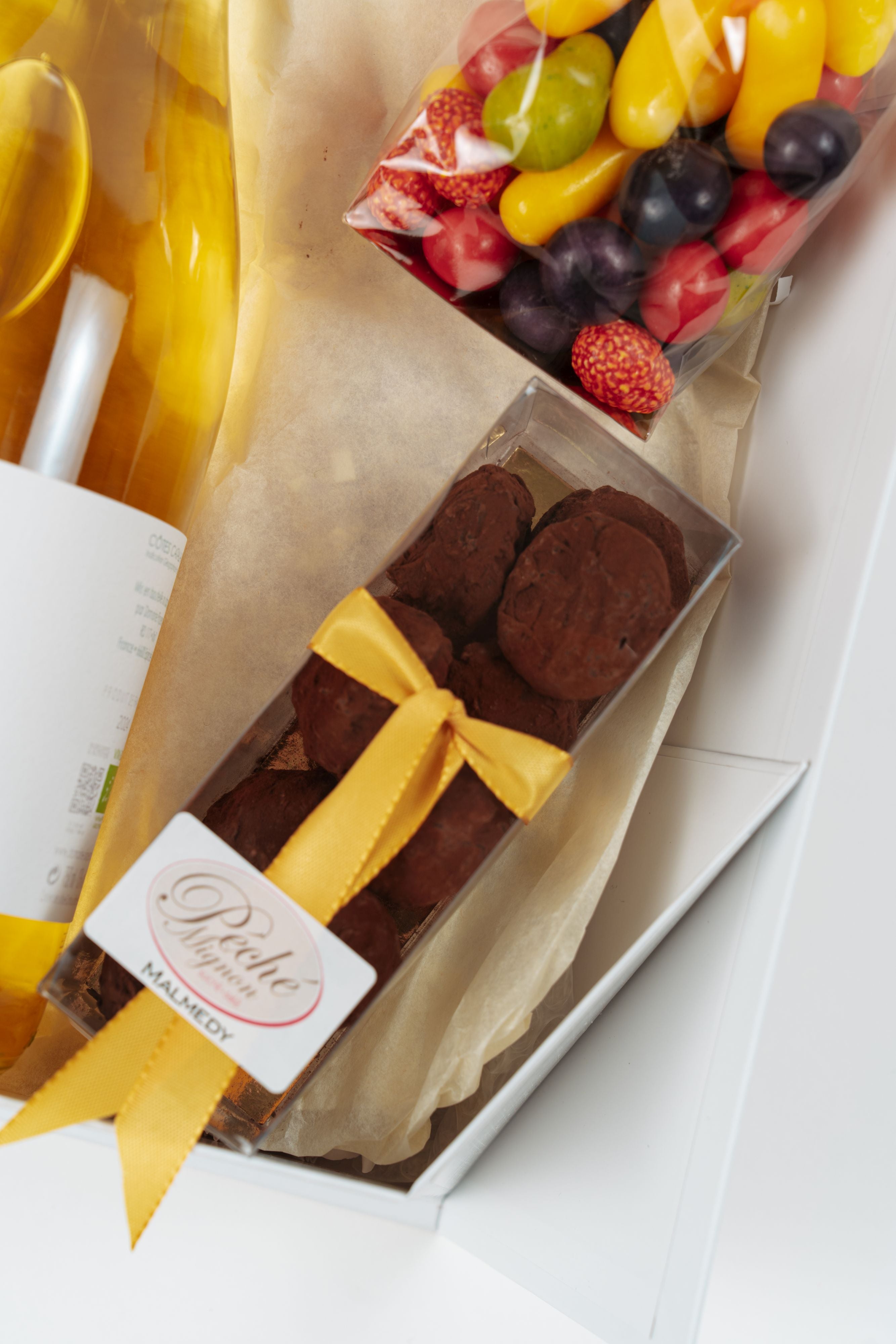 Sélection de douceurs artisanales avec vin blanc