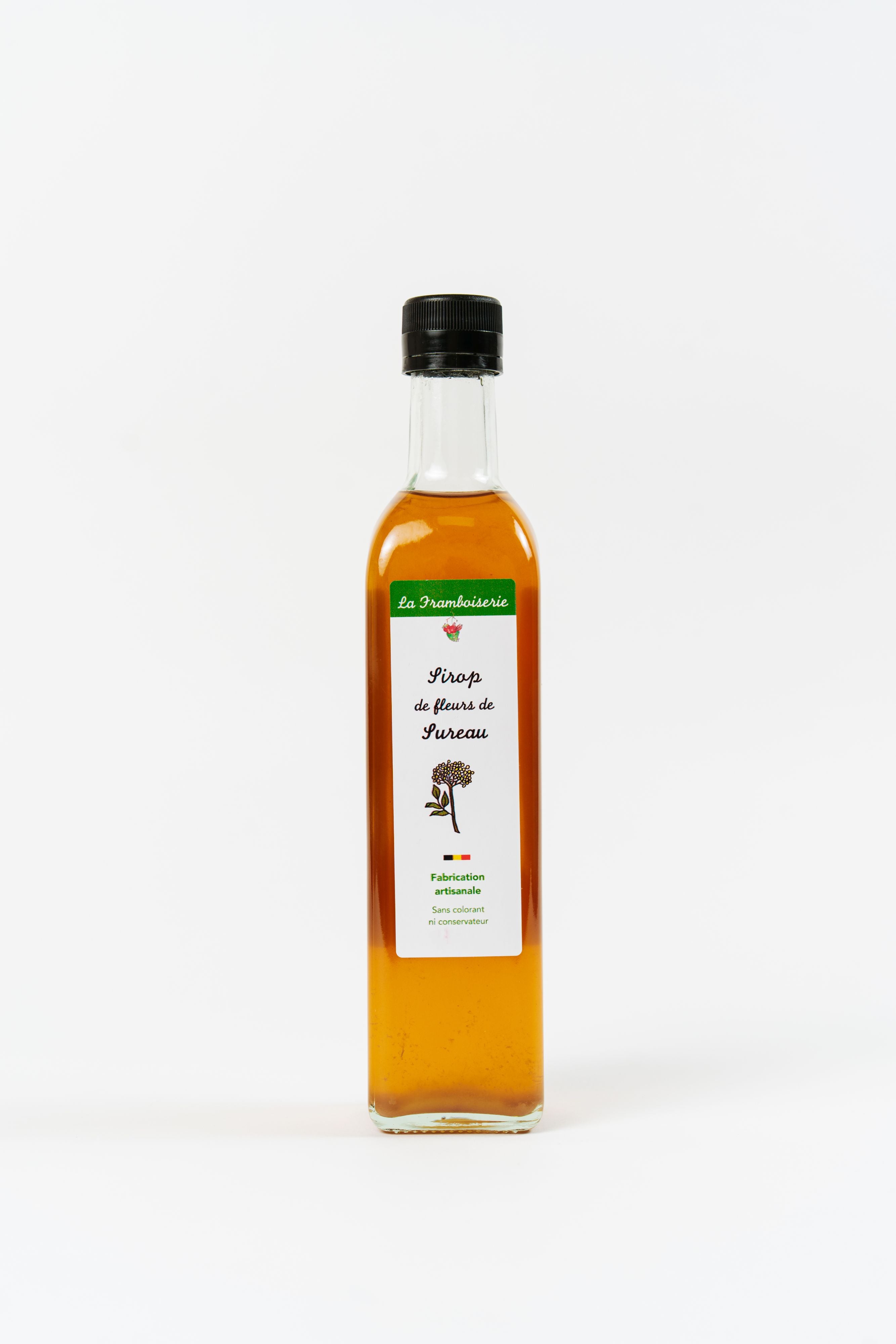 bouteille de sirop de fleurs de sureau artisanal sur fond clair