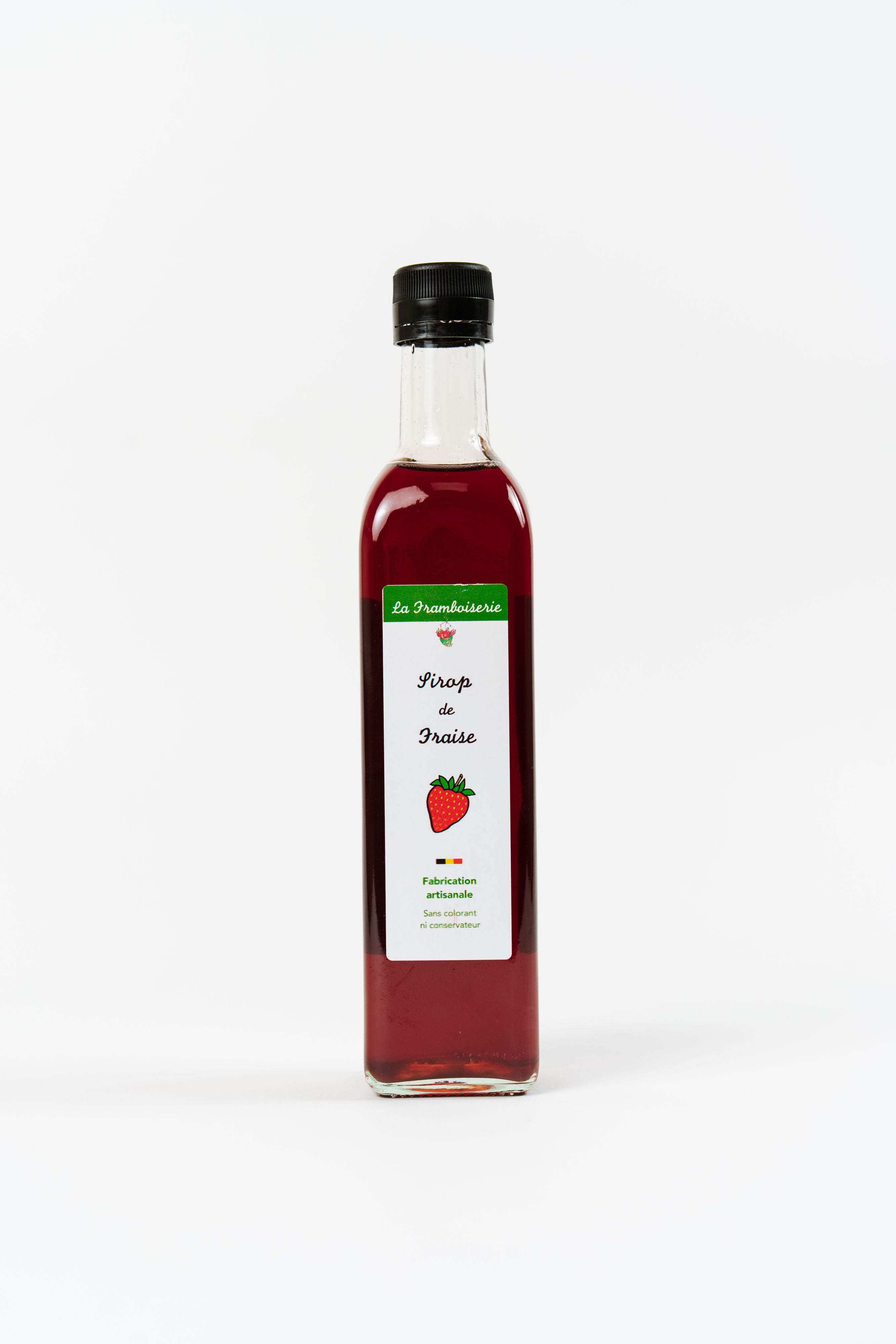 bouteille de sirop de fraise artisanal sur fond clair