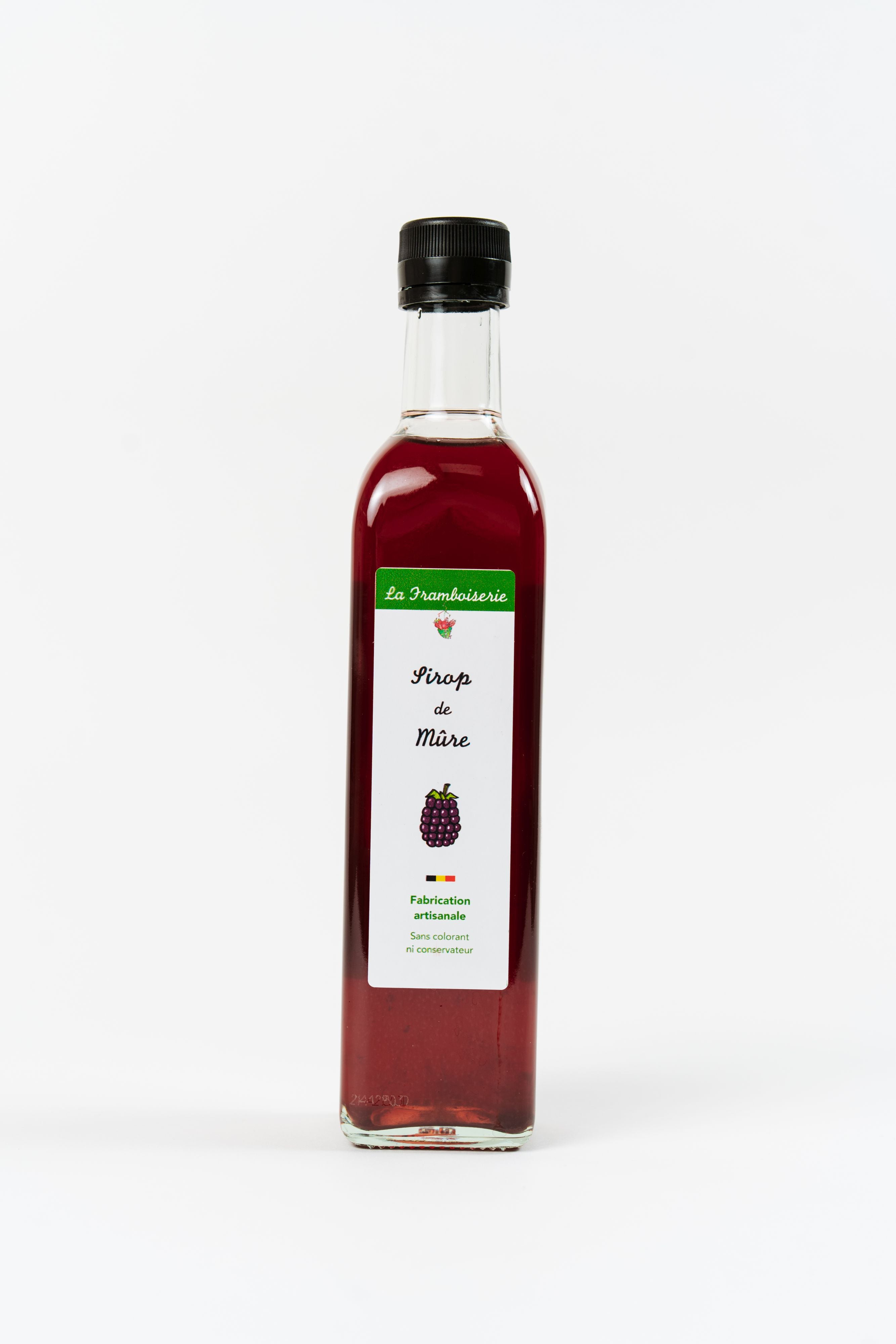 bouteille de sirop de mûre artisanal sur fond clair