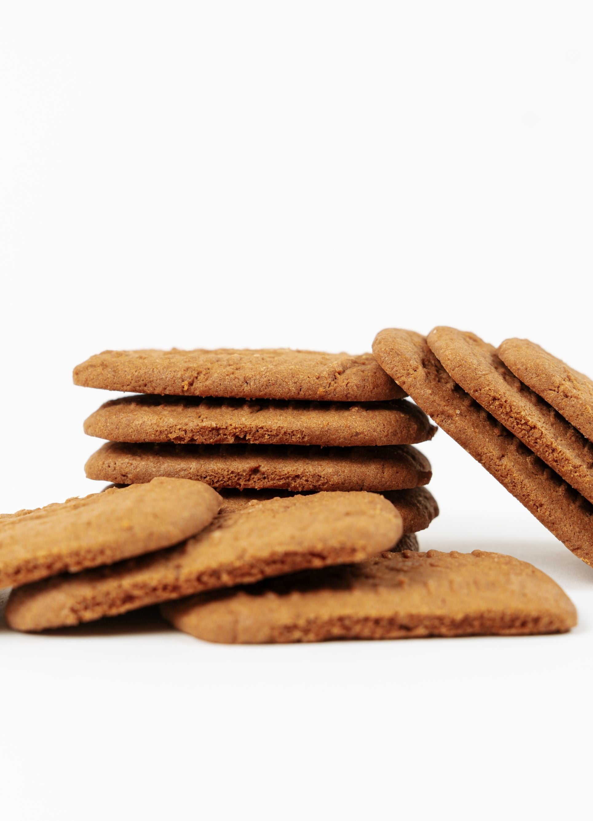 Spéculoos artisanaux croustillants empilés – biscuits belges aux épices Péché Mignon