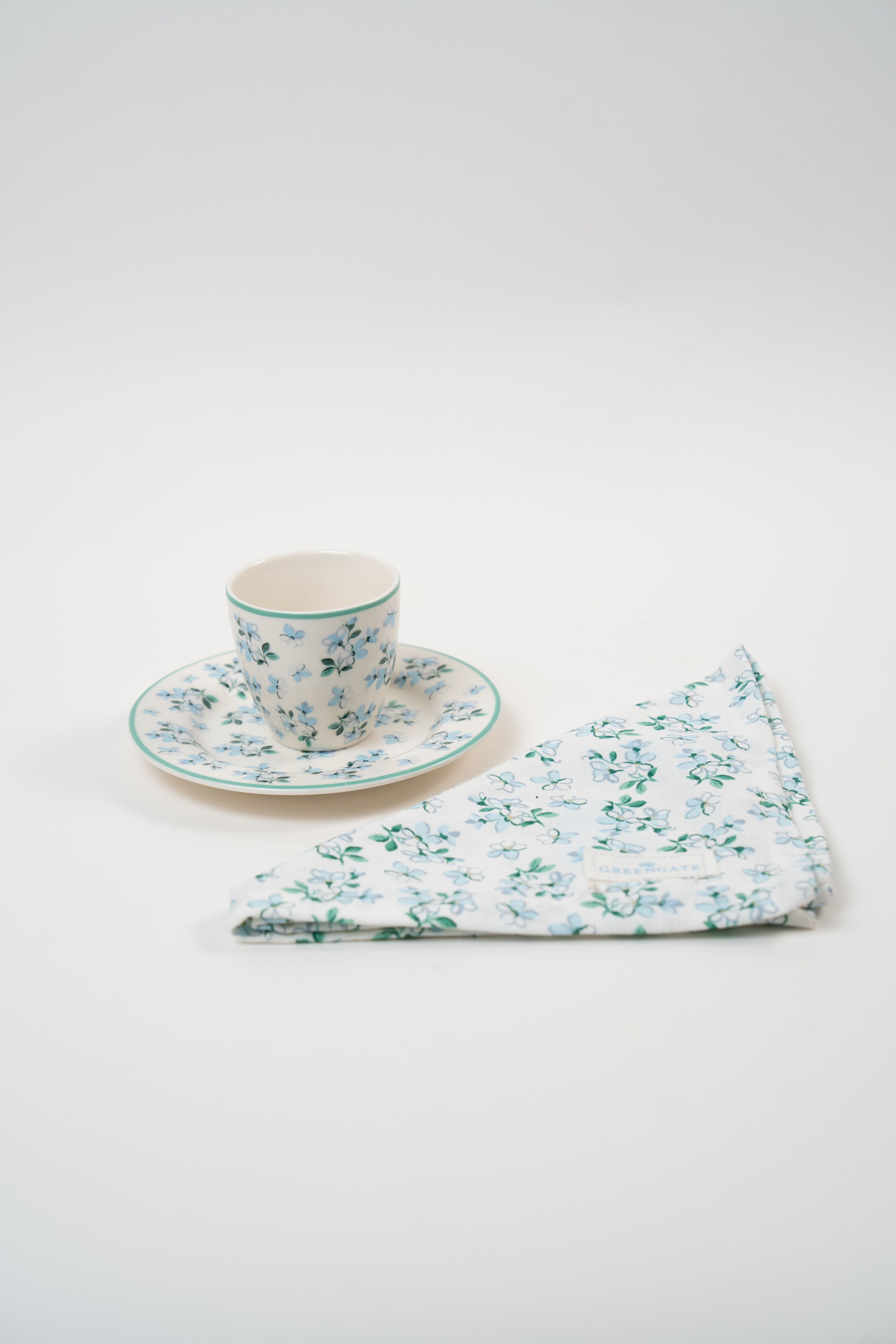 Tasse expresso en porcelaine fleurie bleue avec soucoupe assortie