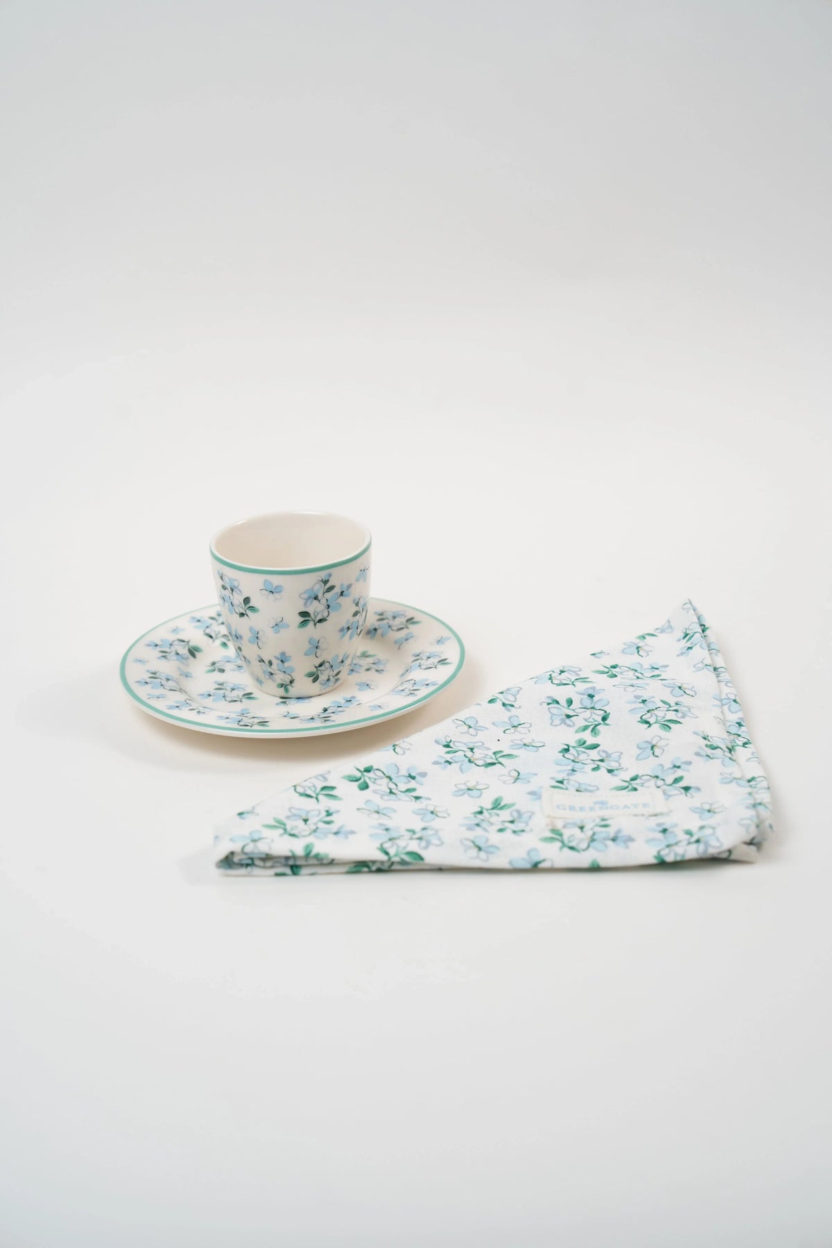 Tasse expresso en porcelaine fleurie bleue avec soucoupe assortie