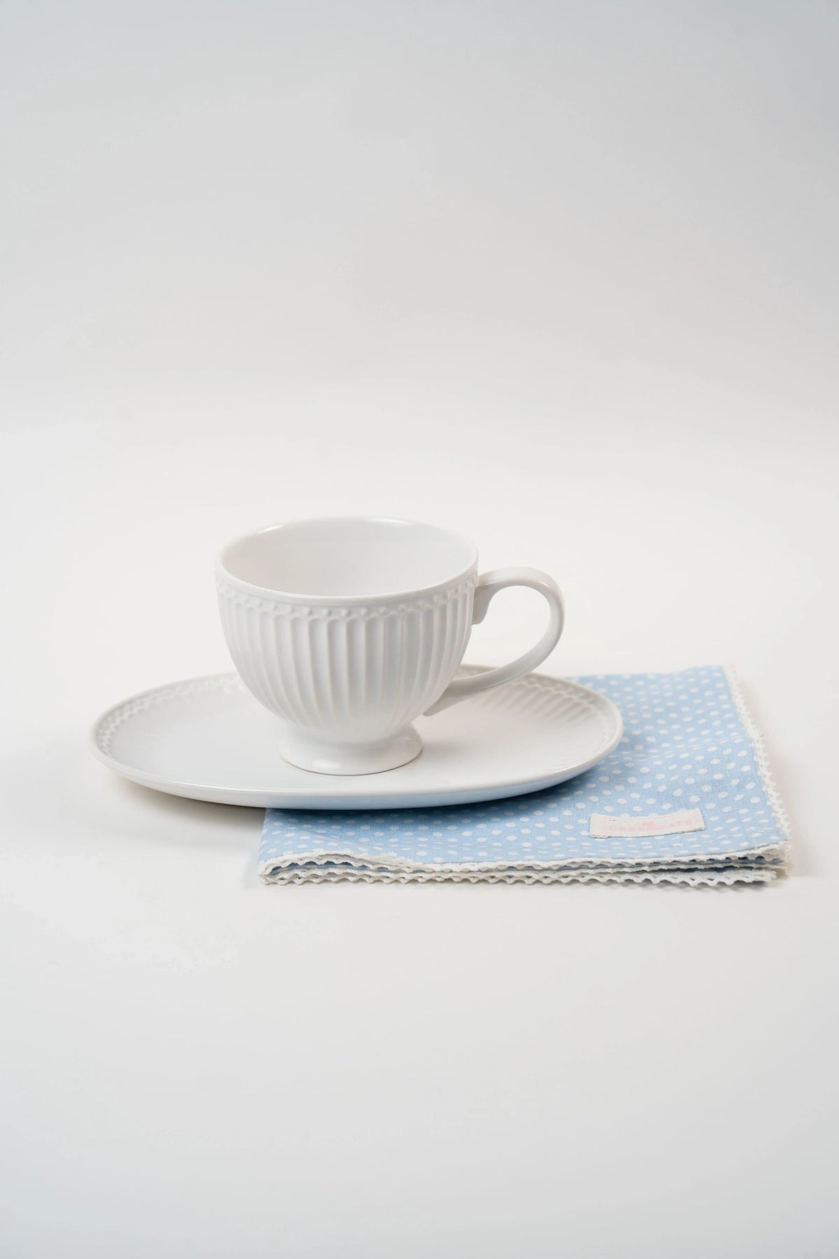 Tasses en porcelaine blanche côtelée au design minimaliste et élégant
