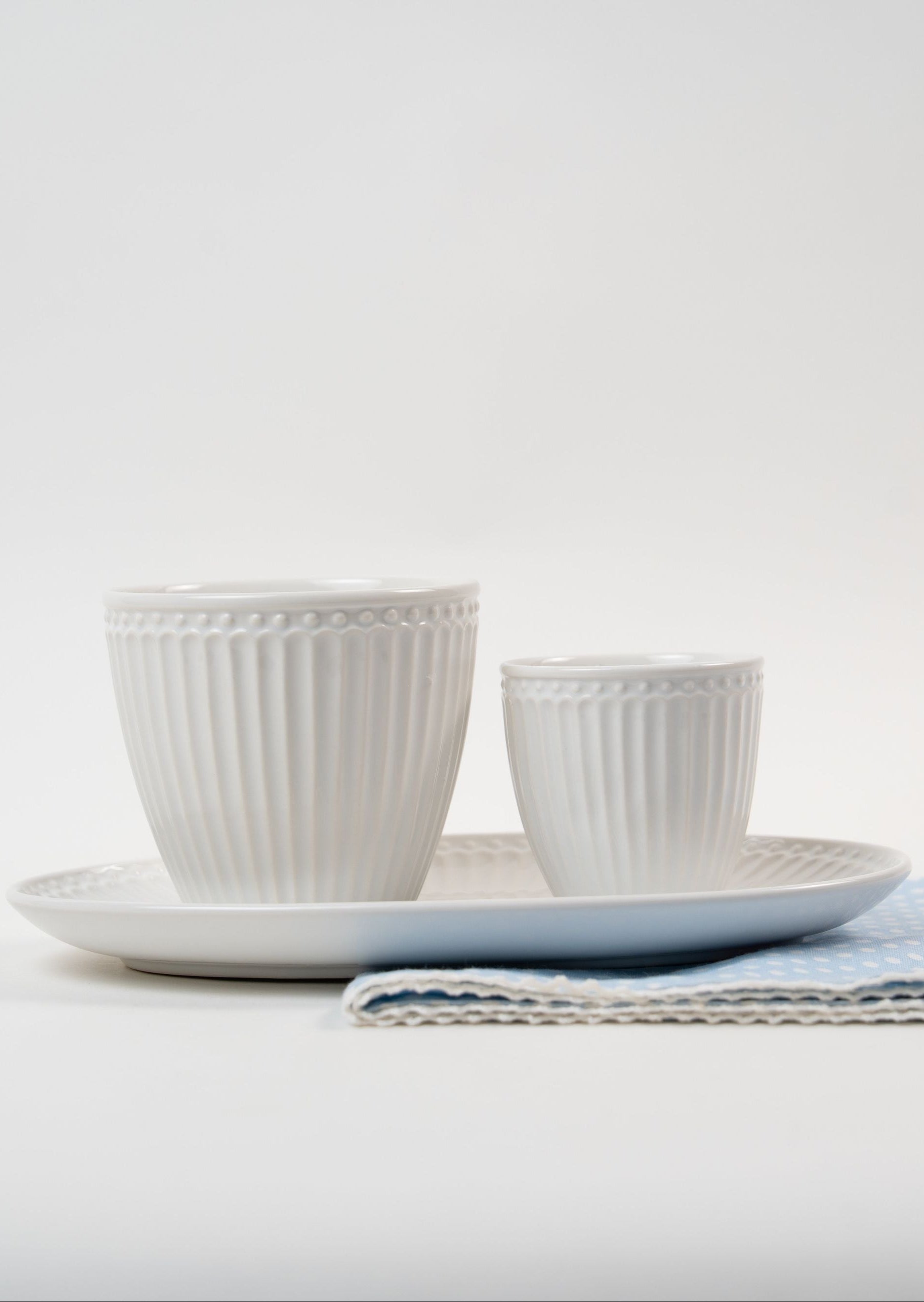 Set de tasses blanche côtelées pour thé et expresso avec serviette bleue à pois