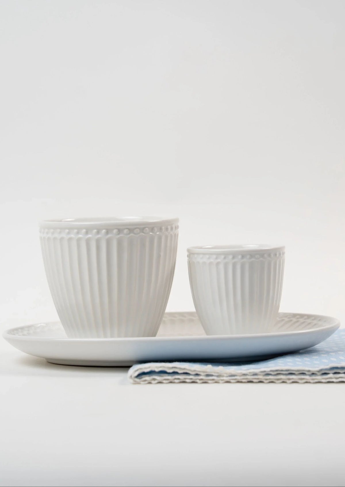 Set de tasses blanche côtelées pour thé et expresso avec serviette bleue à pois