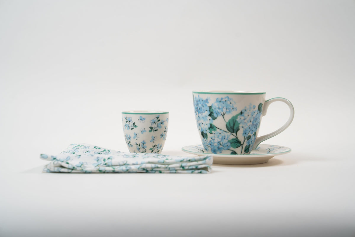 Tasses café et thé assorties en porcelaine à motif floral bleu, vue de dessus