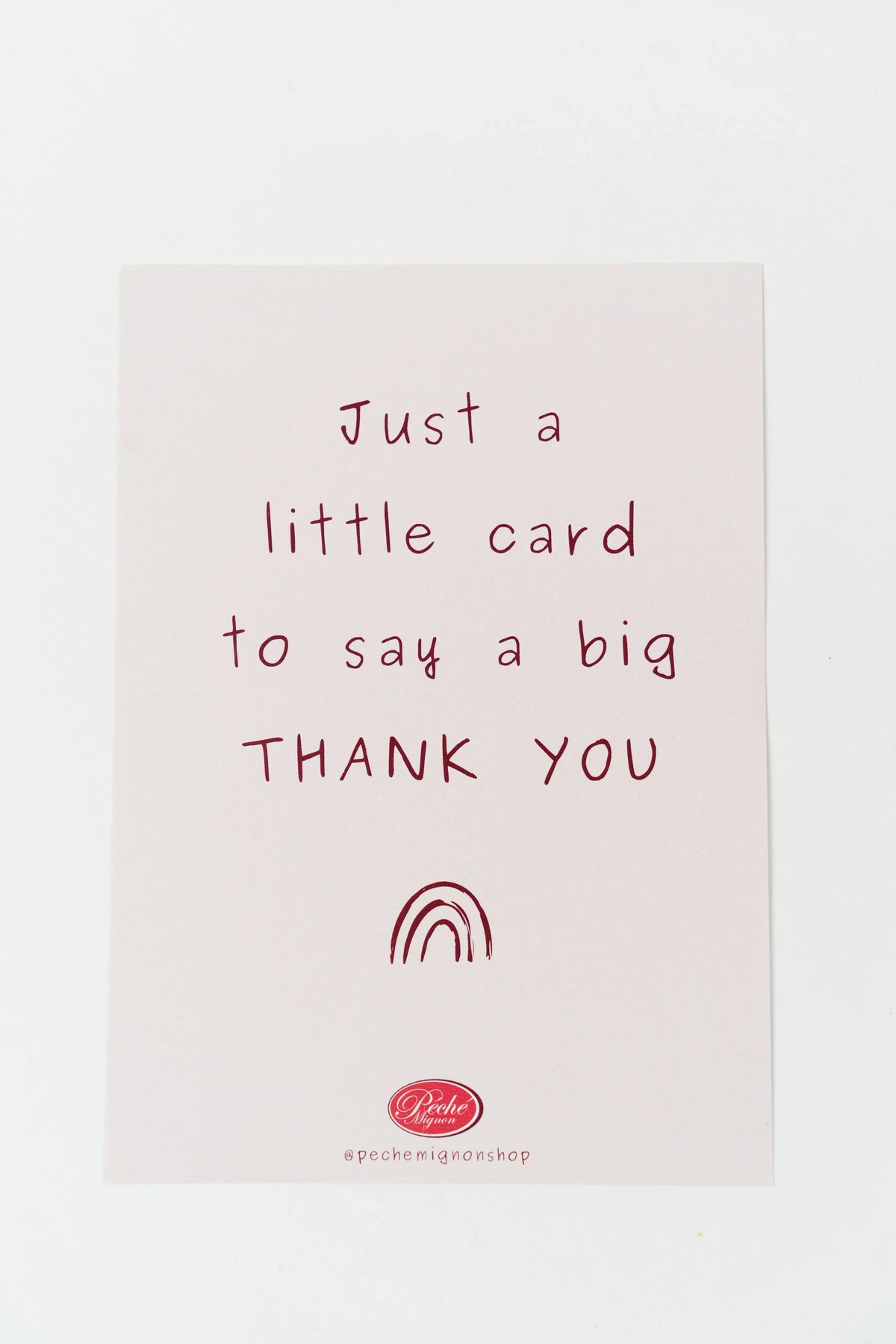 Biglietto d’auguri “Thank you” con tipografia semplice su sfondo tenue