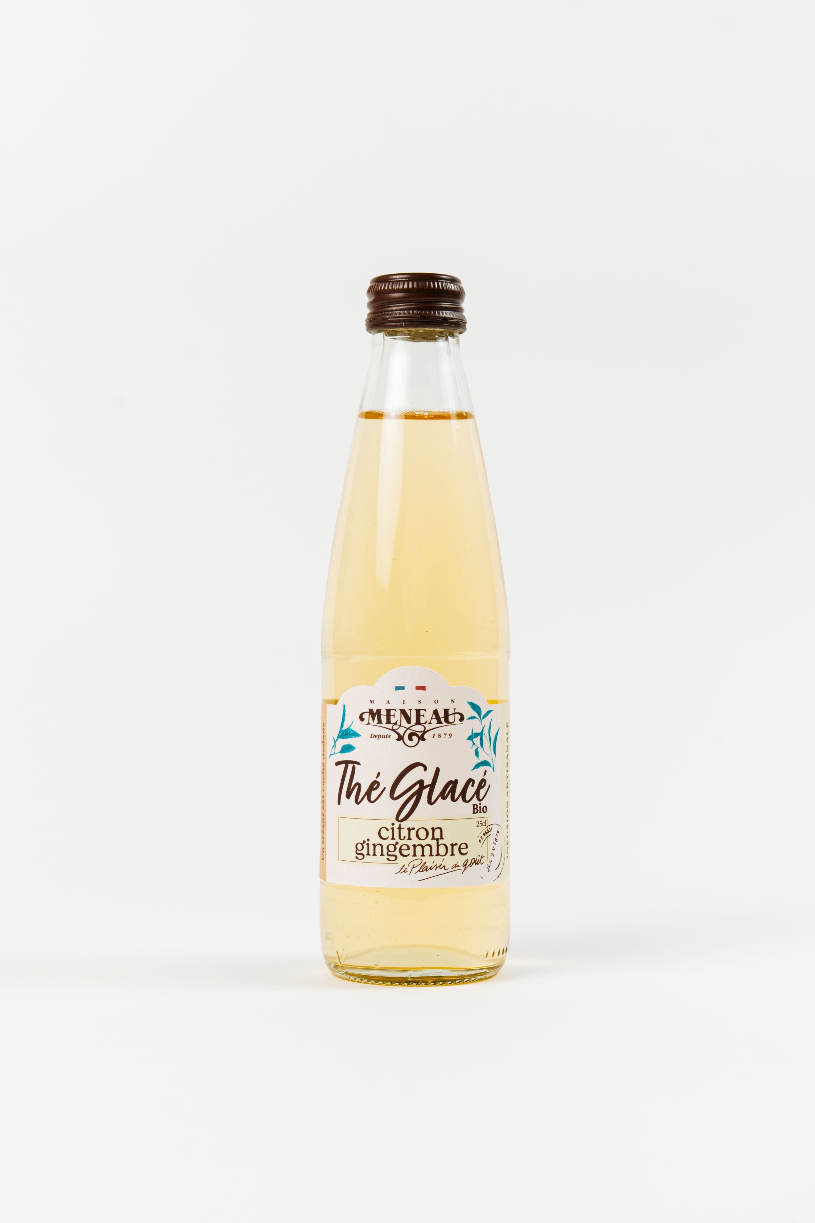 Bouteille de thé glacé bio citron gingembre Maison Meneau sur fond clair.
