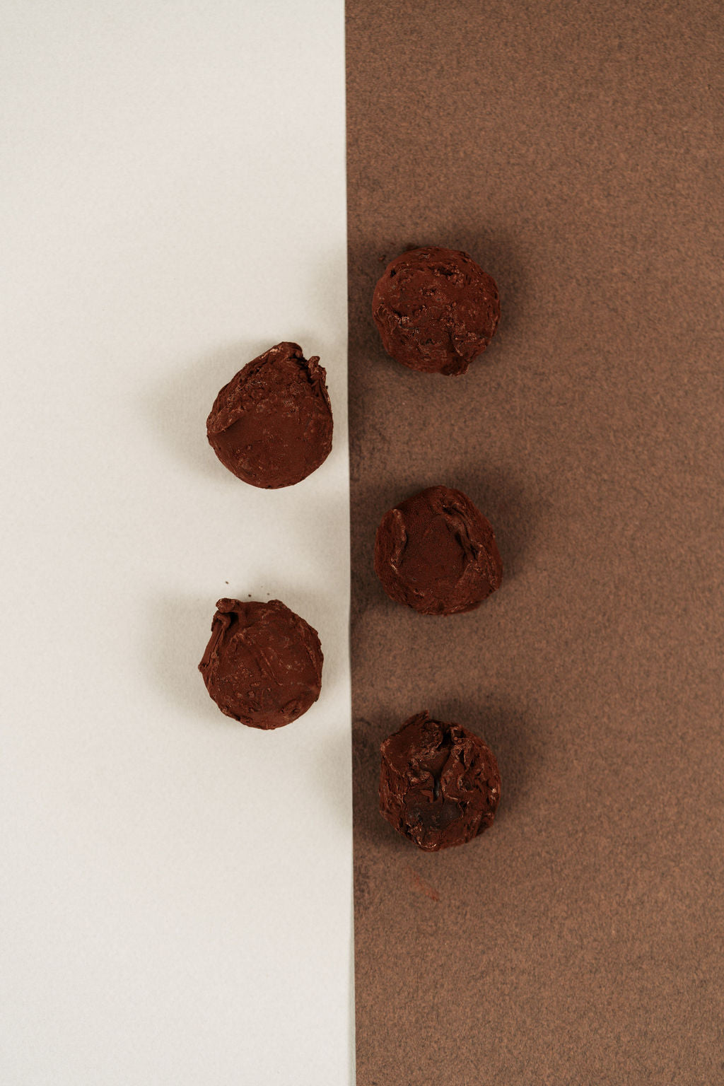 Truffes au cacao fondantes enrobées de cacao, détail du format 330 g