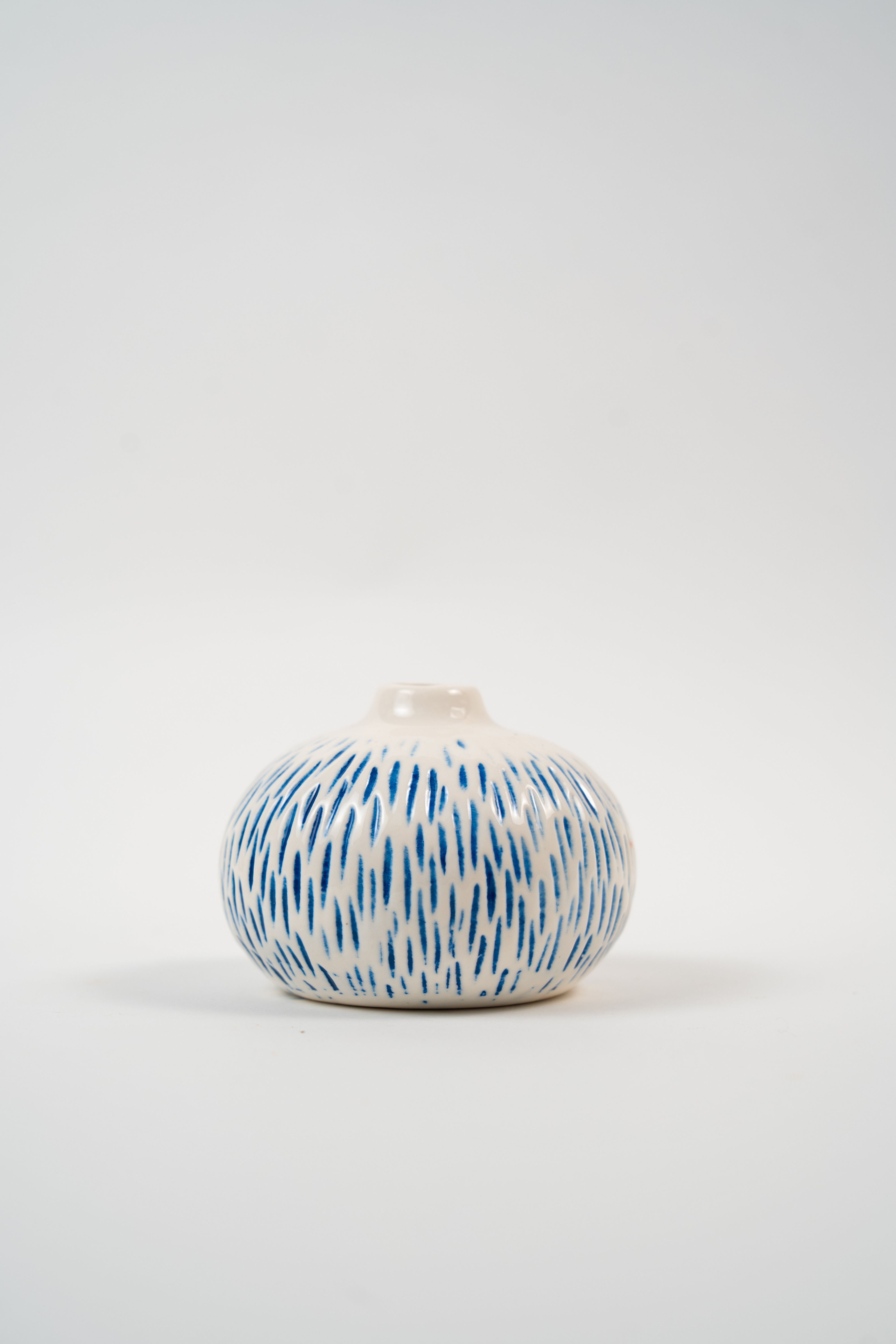 Vase en céramique bleue à rayures avec finition artisanale élégante