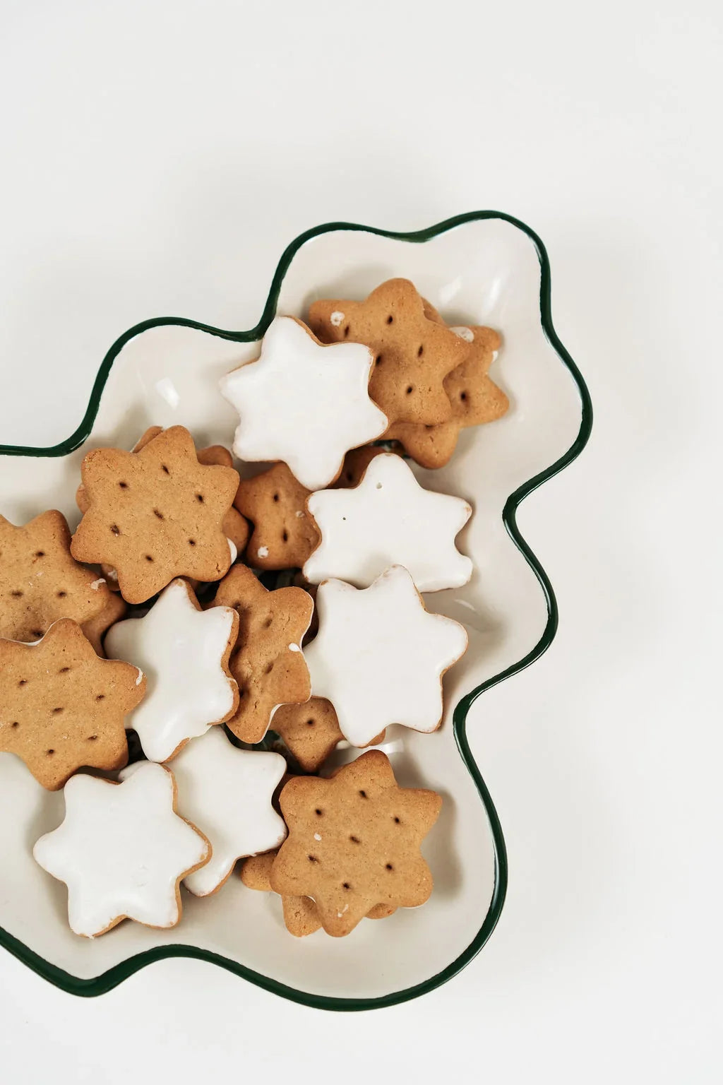 Biscuits glacés de Noël Péché Mignon à la cannelle, sablés artisanaux décorés.