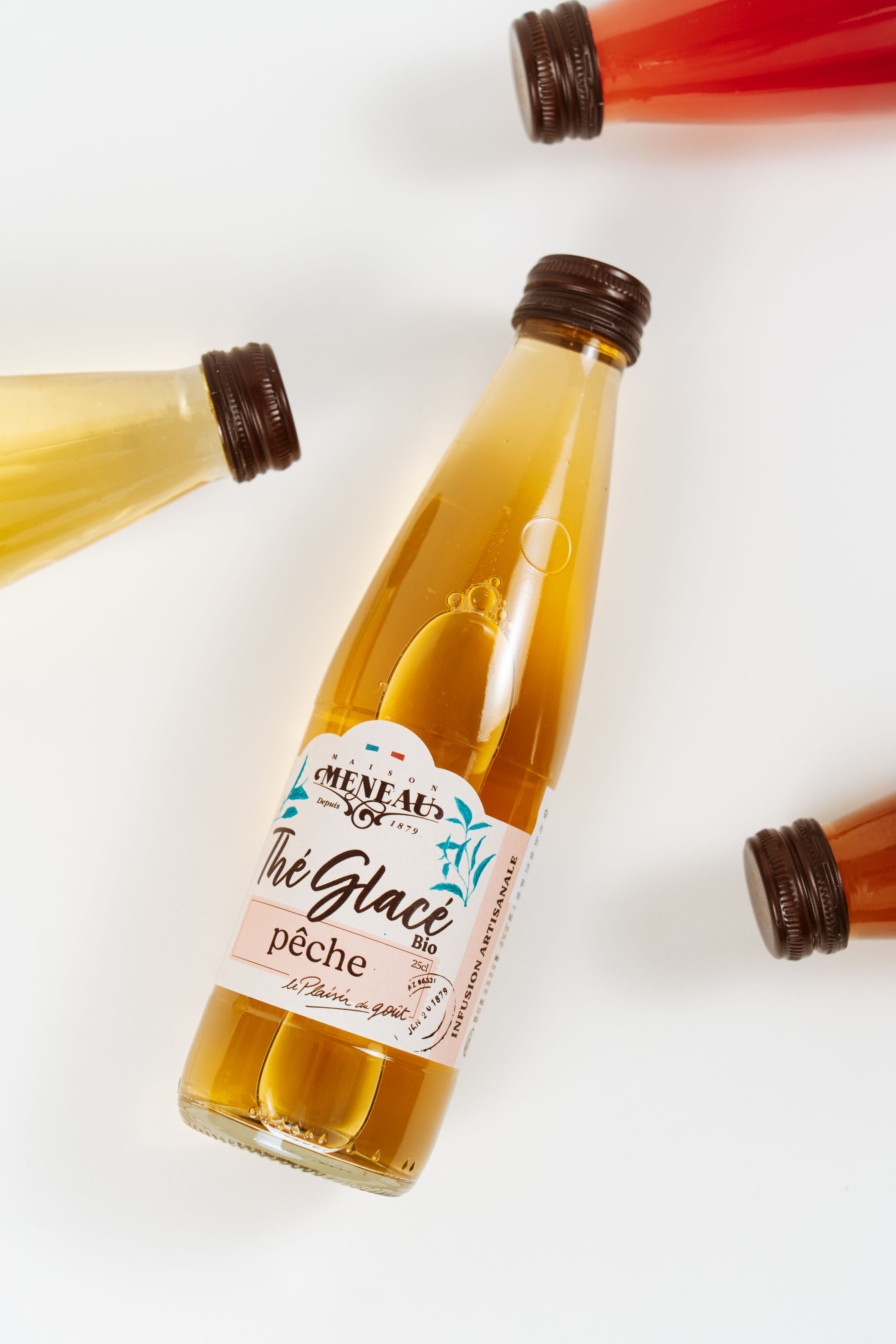 bouteille de thé glacé bio à la pêche Maison Meneau sur fond blanc