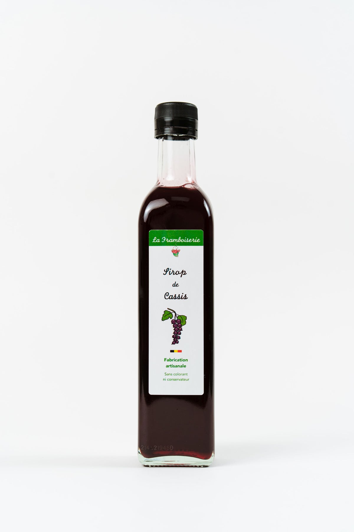 bouteille de sirop de cassis artisanal sur fond clair