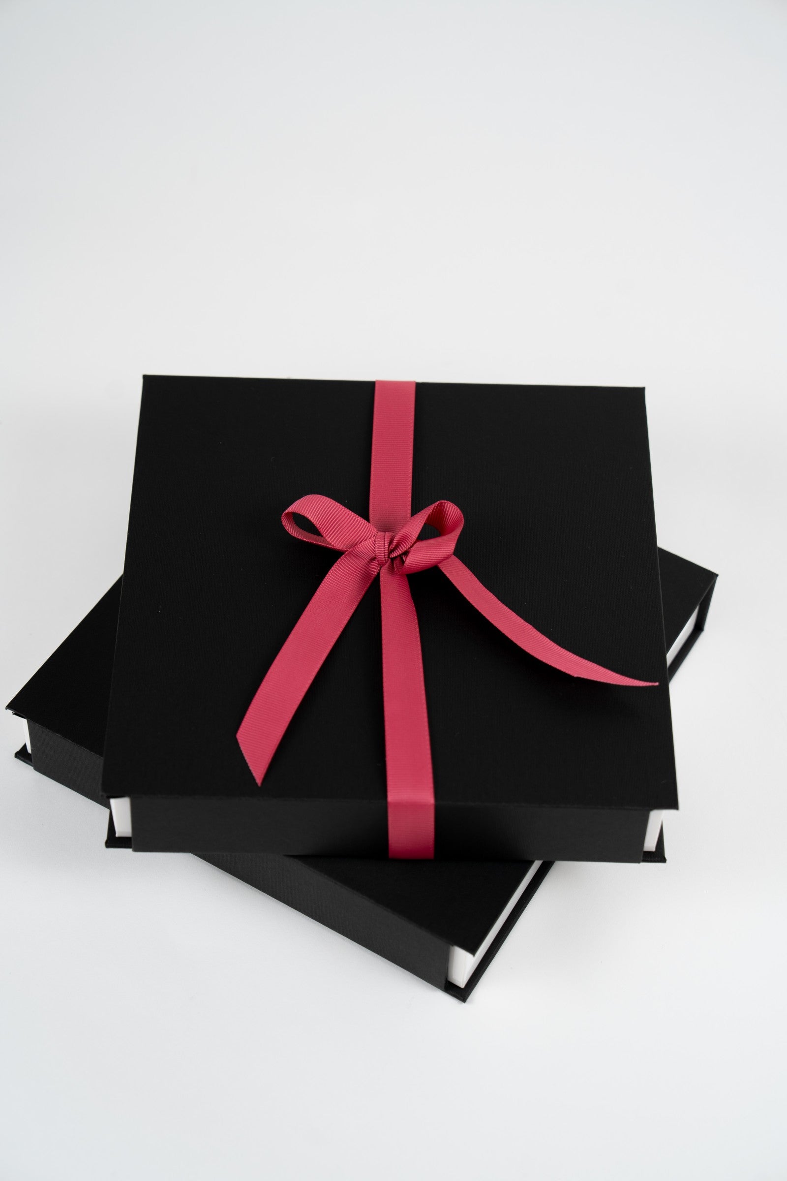Nessi-Geschenkbox – Große Auswahl handwerklicher Pralinen (430 g)