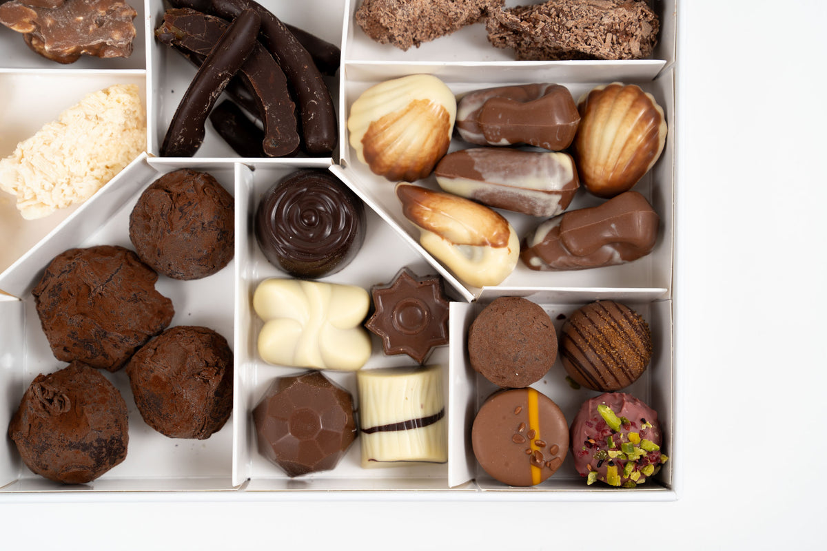 Close-up van de geschenkdoos met chocolade en zoetigheden, met pralines, truffels en diverse chocolaatjes