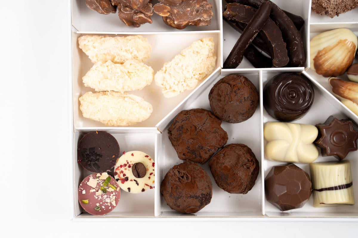 Detail van het assortiment chocolade en zoetigheden in de geschenkdoos