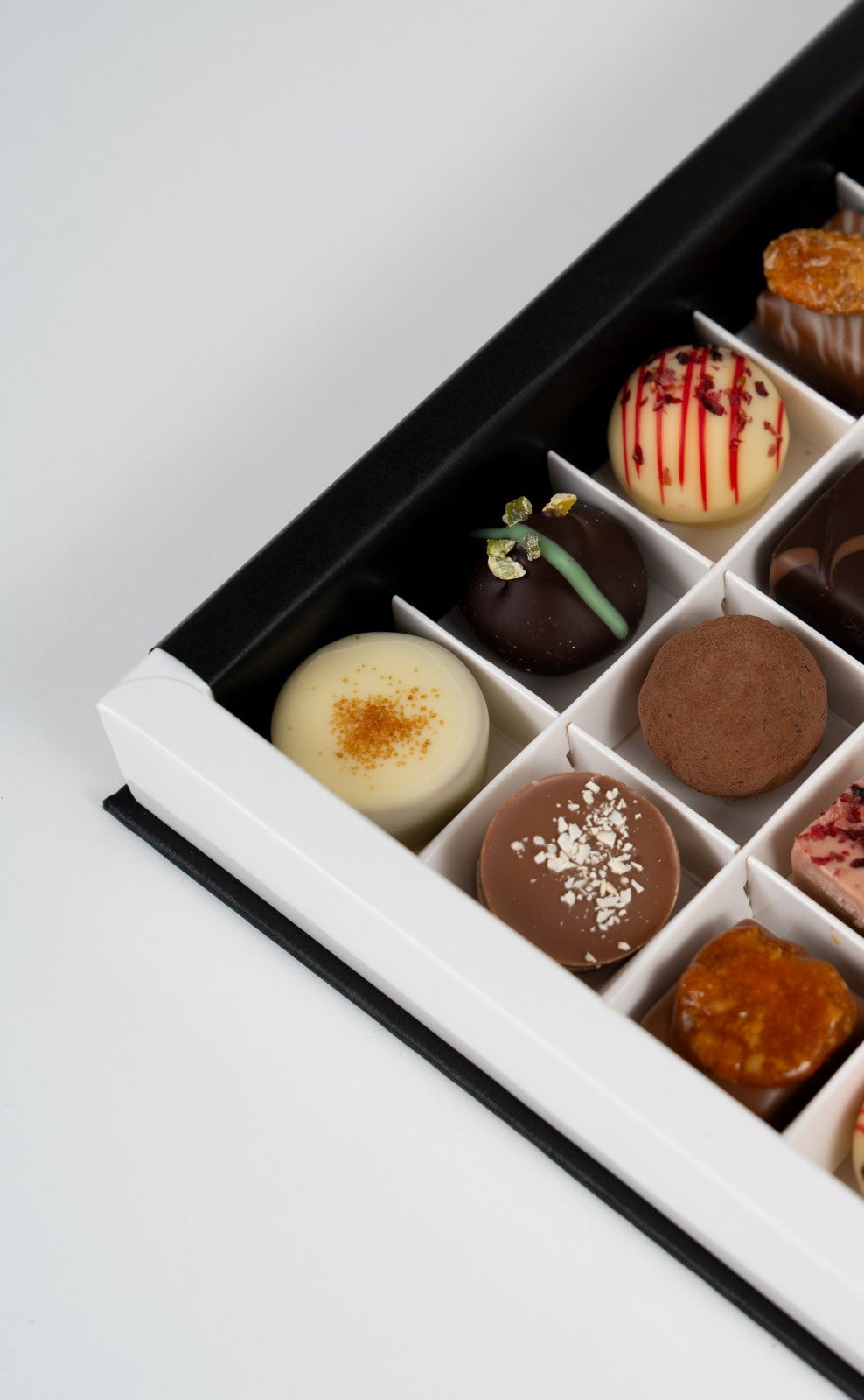 Assortiment de pralines artisanales Nessi présenté dans un coffret ouvert