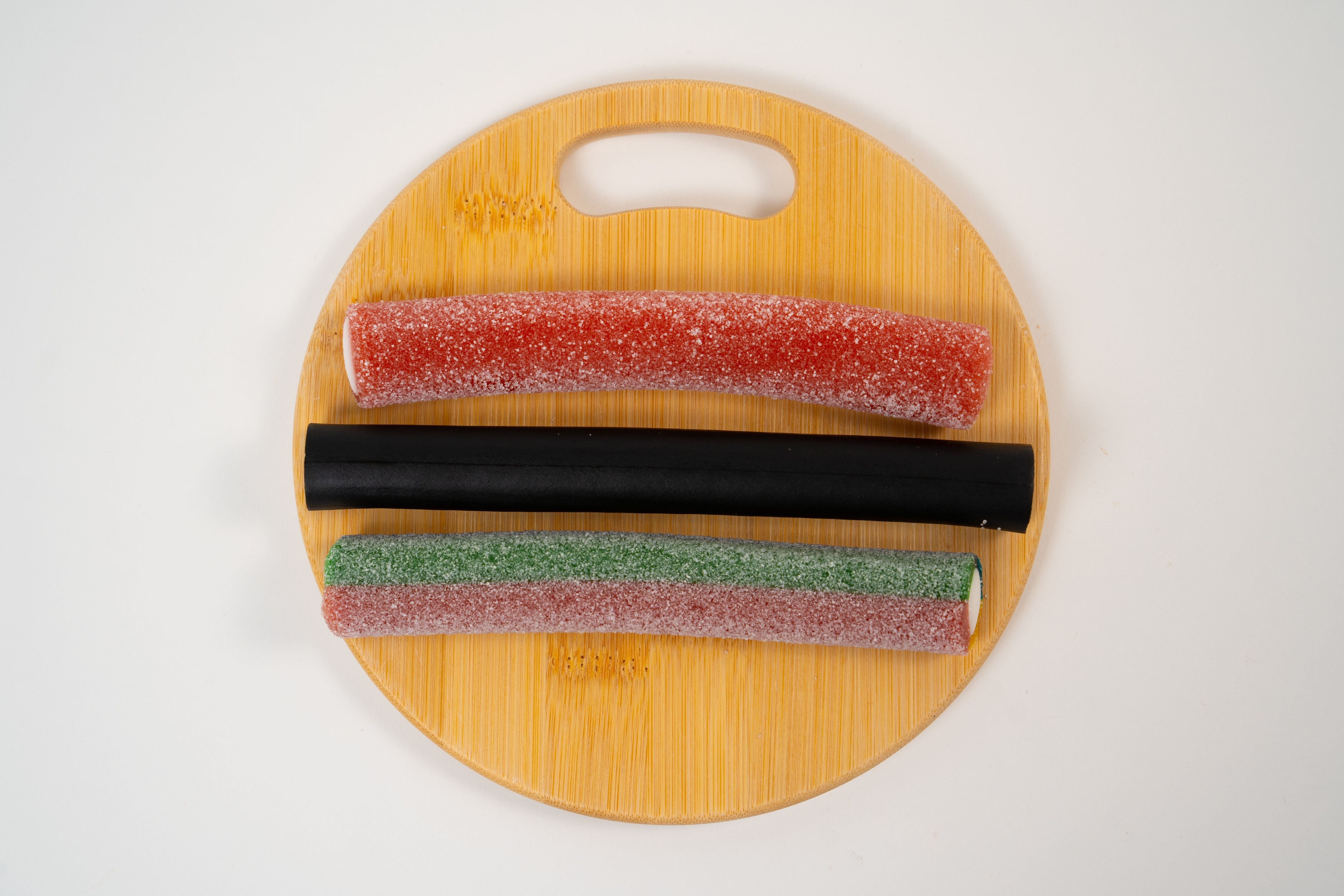 Présentation esthétique de bâtons de réglisse Tutti Frutti acidulés pour une pause gourmande.