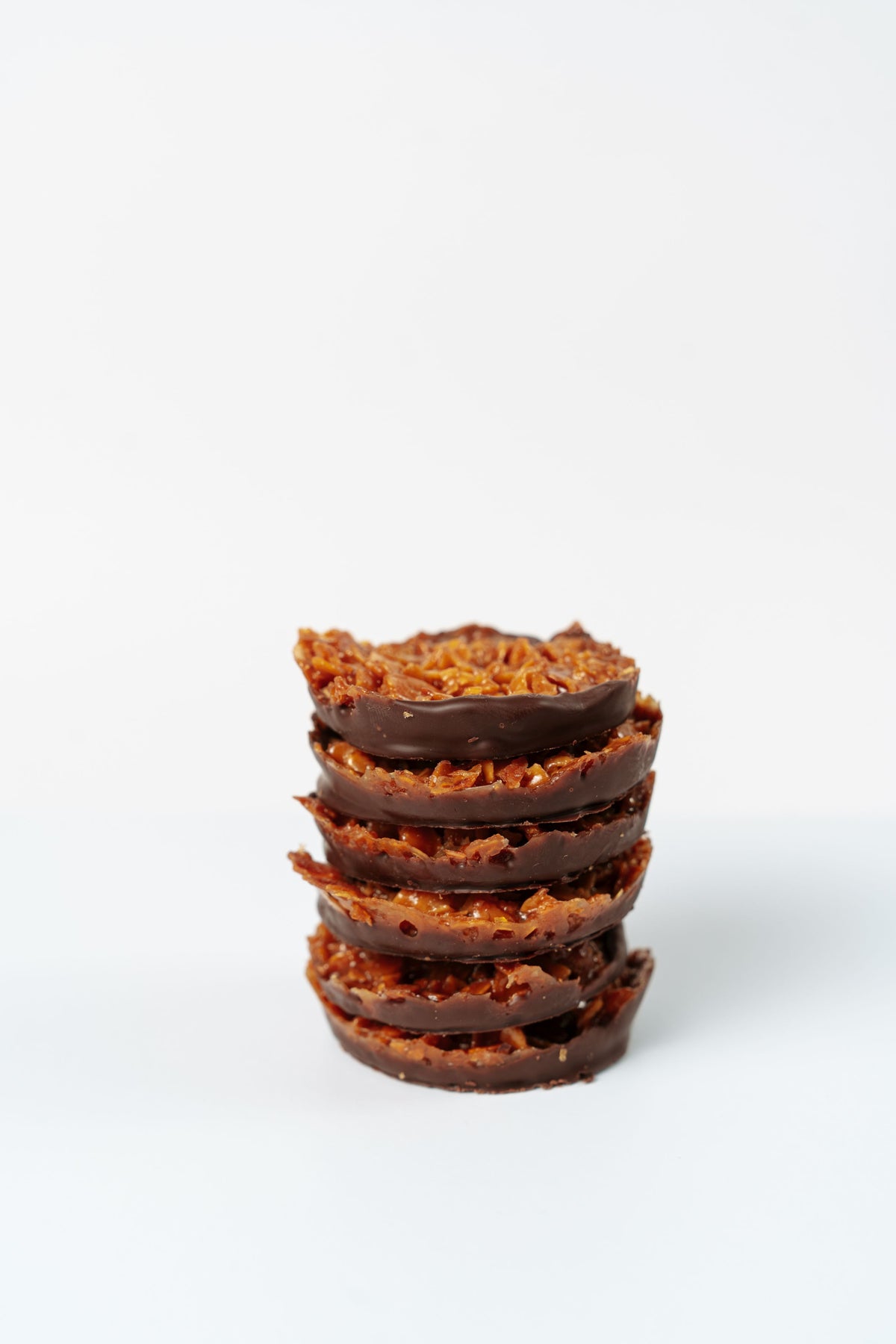 Pile de biscuits florentins artisanaux aux amandes et chocolat noir montrant la texture croustillante