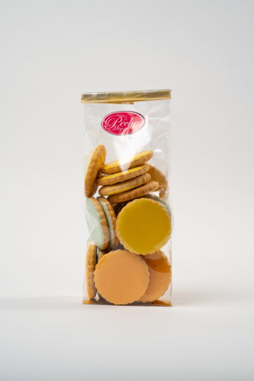 Sachet rempli de biscuits glacés artisanaux colorés