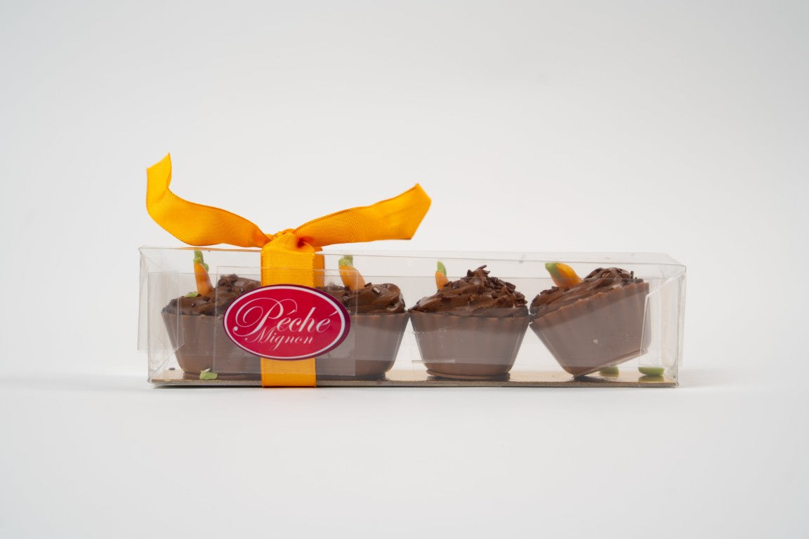 Boîte cadeau contenant les cupcakes carotte artisanaux de Péché Mignon. Packaging élégant idéal pour Pâques, fabriqué à Malmedy, Belgique. Produit végétarien.
