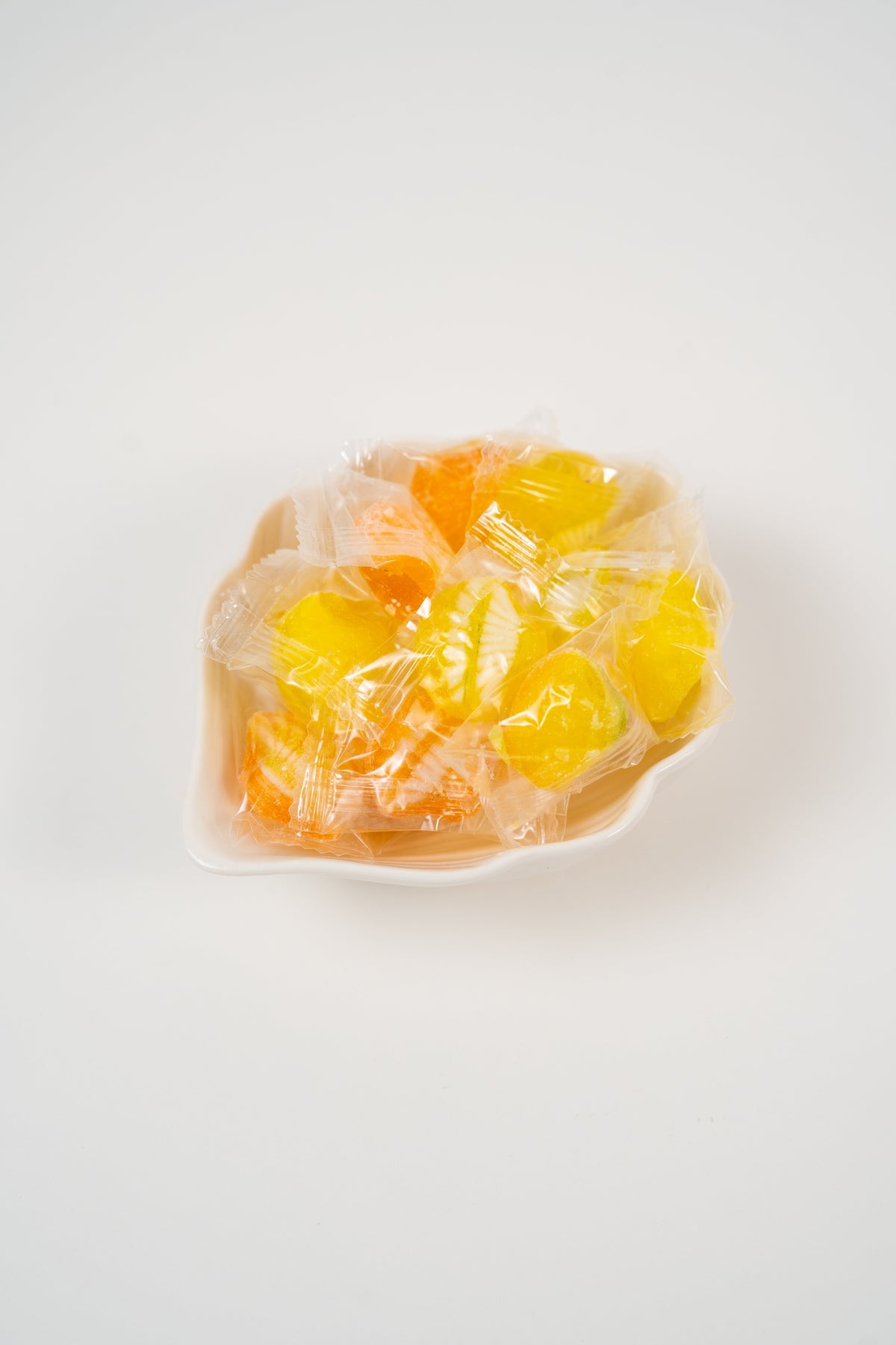 Assortiment de bonbons citron et orange fourrés au cœur acidulé