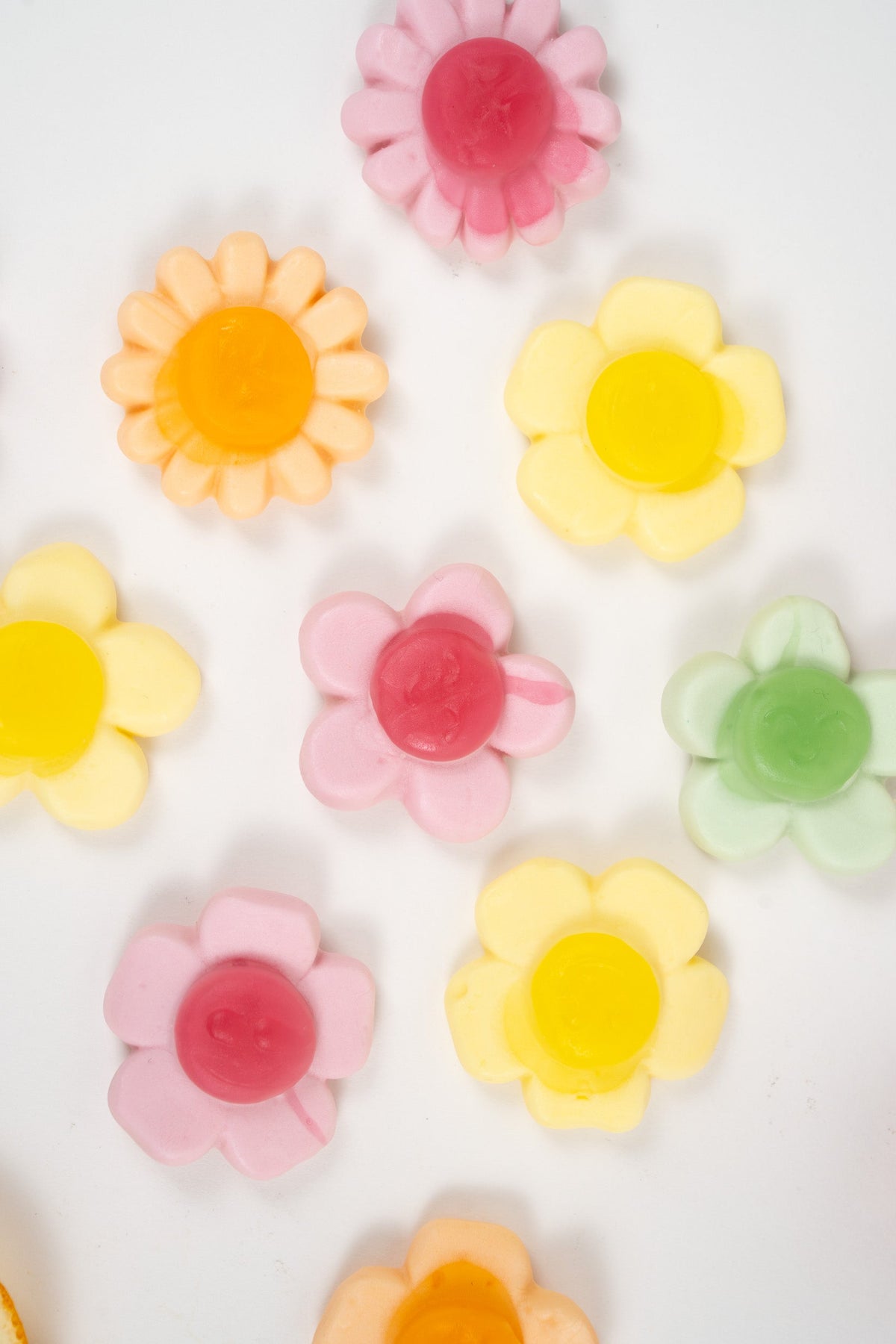 Assortiment de bonbons en forme de fleurs colorées, gourmands et artisanaux