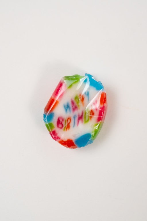 mini bonbons Happy Birthday colorés avec motifs festifs d’anniversaire