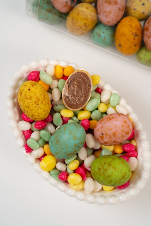 bouchées praliné nougat colorées au chocolat et noisette dans un bol