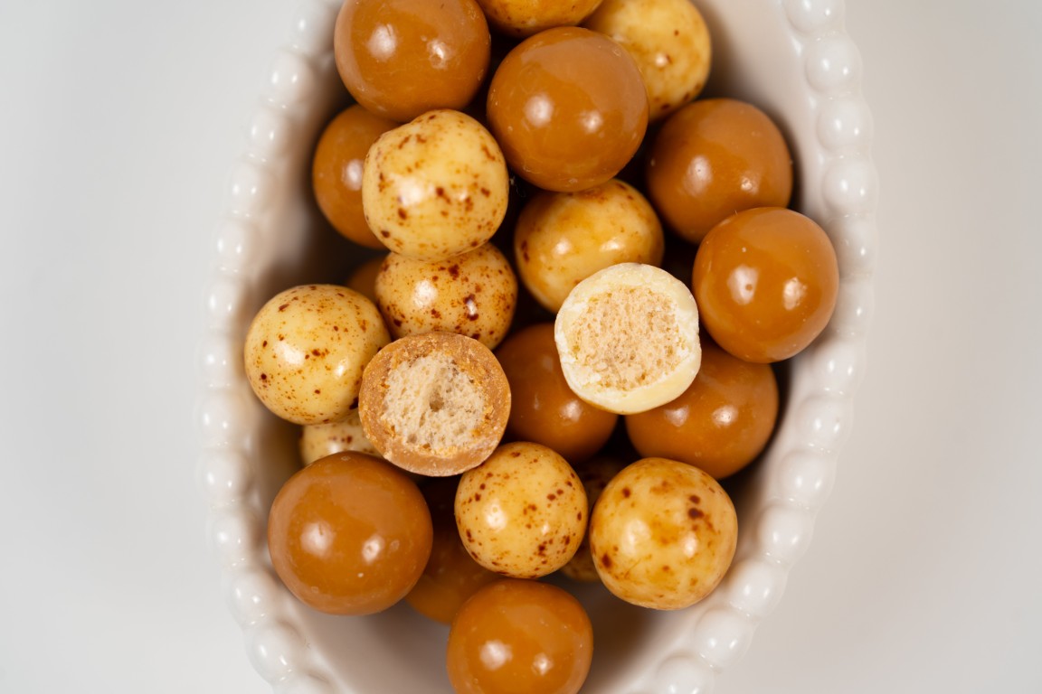 détail de boules de riz soufflé croustillantes enrobées de chocolat