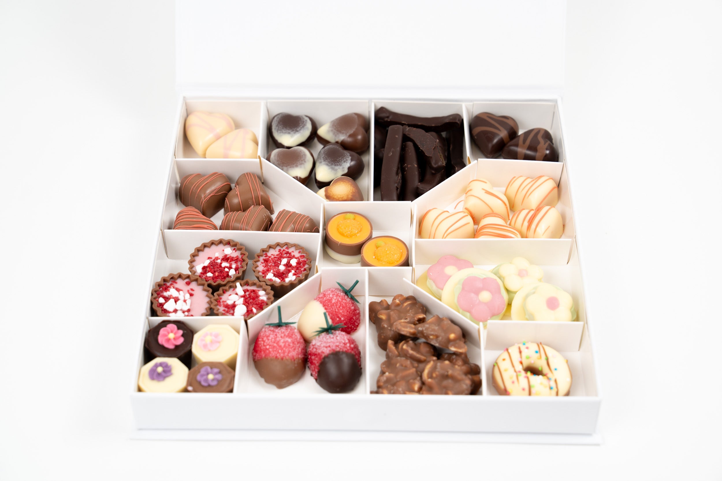 Box gourmande composée de chocolats variés et douceurs artisanales colorées